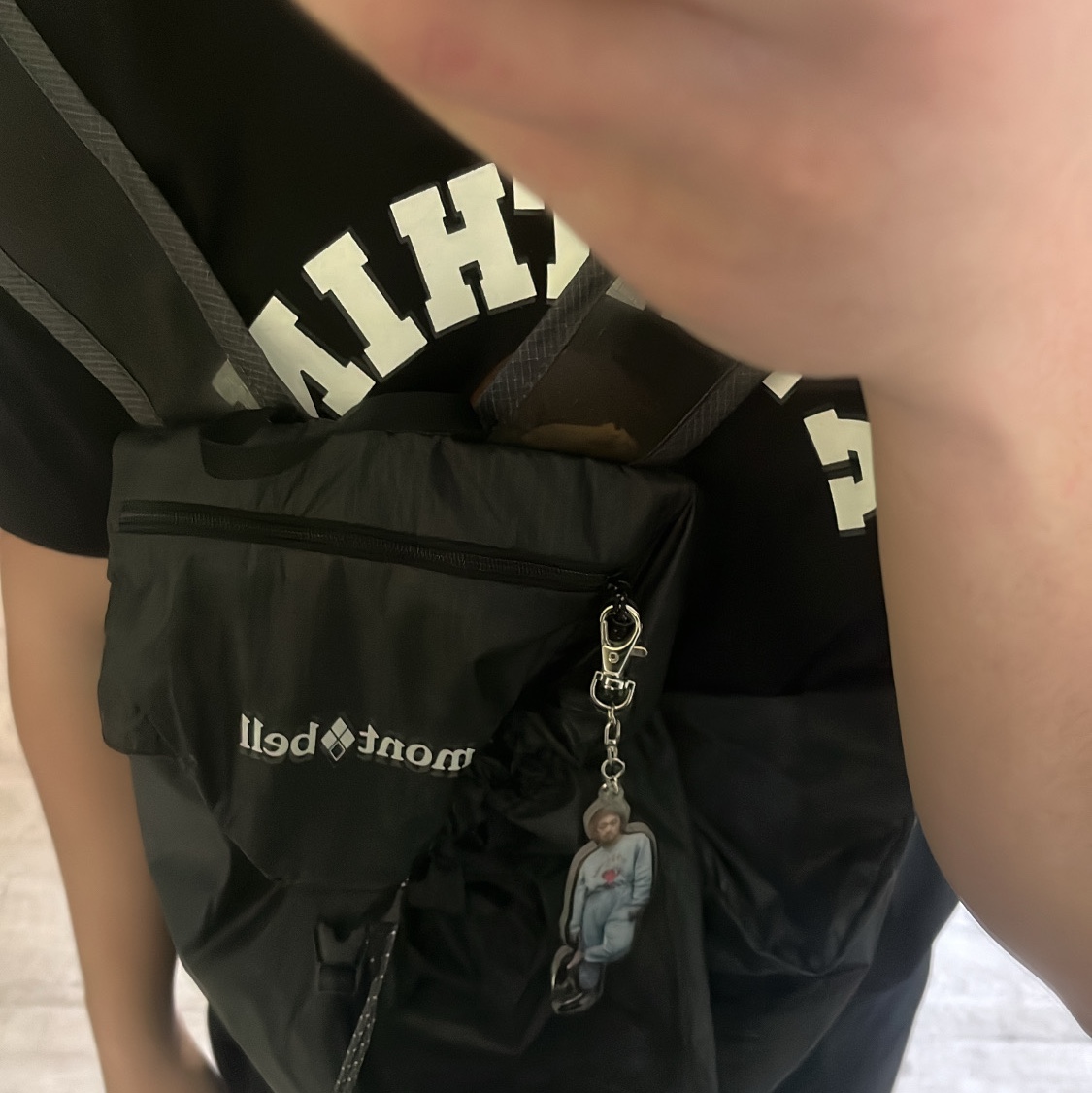 Montbell Versalite Pack 15 Backpack Gunmetal, BAPE College T-Shirt Black 착용 스타일