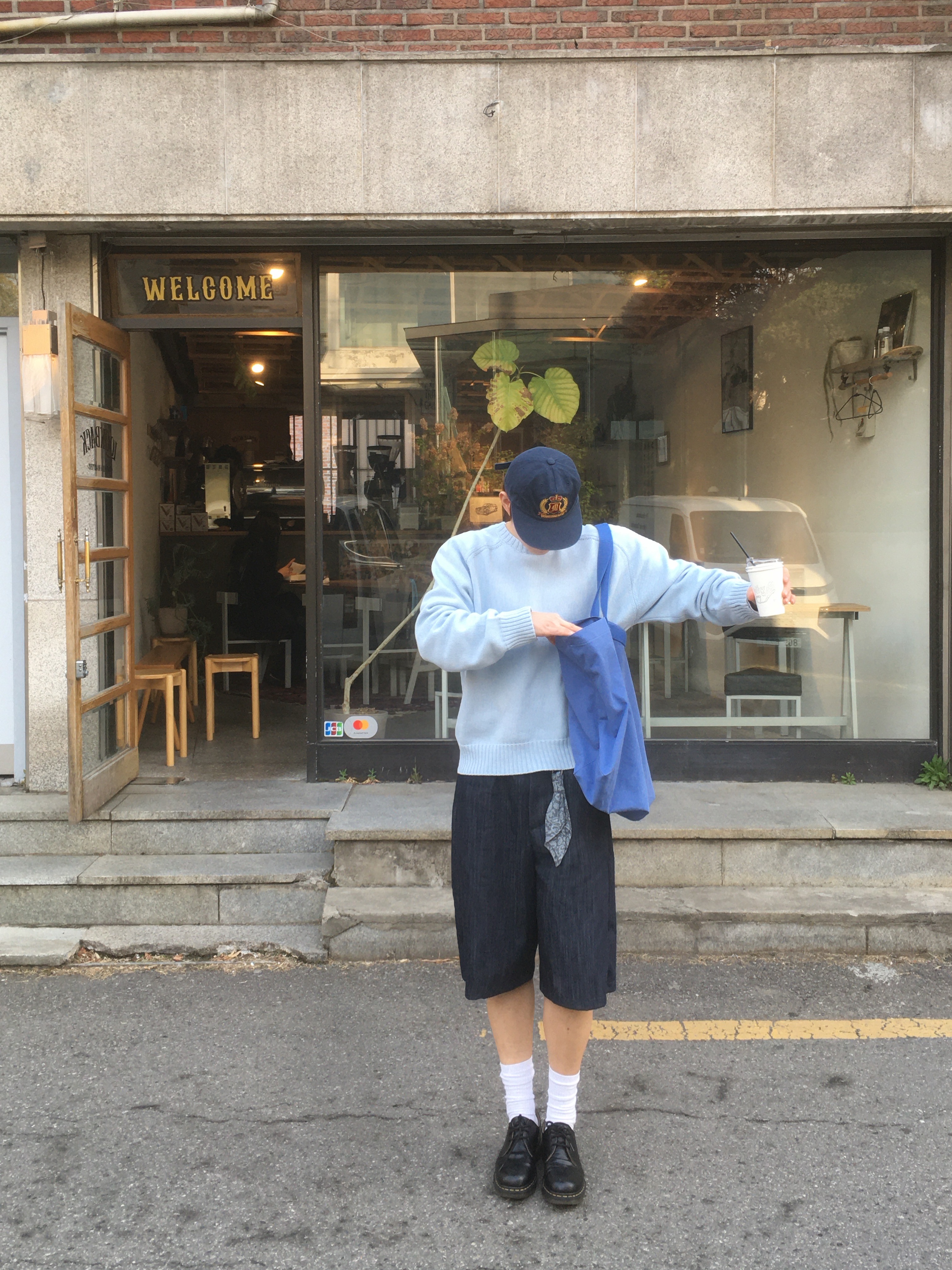 Millo Archive French Dyeing Tote Bag Pastel Blue, Dr. Martens 1461 Smooth Black 착용 스타일 - 4