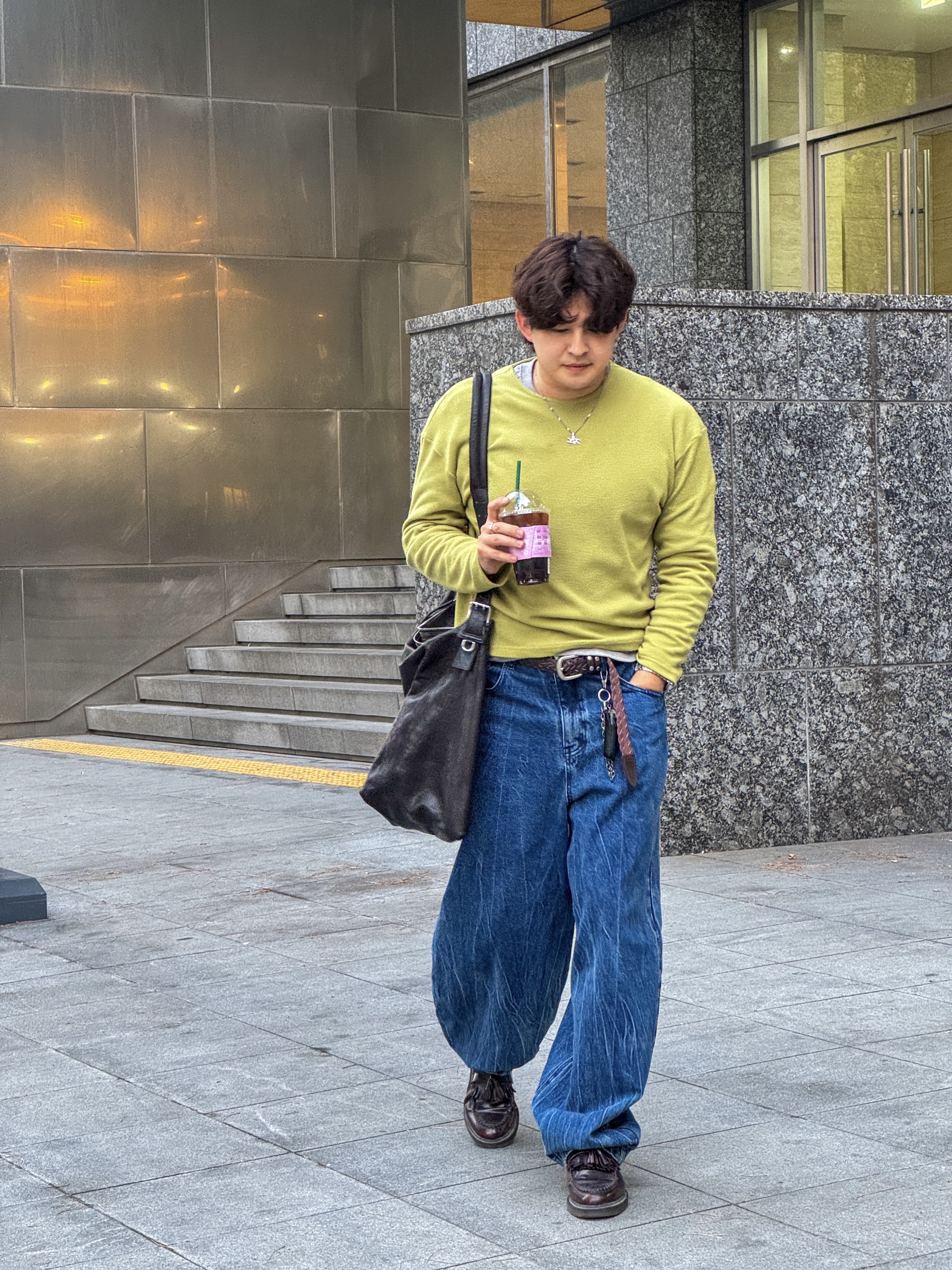 Lemaire Lux Leather Belted Hobo Bag Paper Dark Chocolate, Dr. Martens Adrian Arcadia Leather Loafers Cherry Red 착용 스타일 - 4