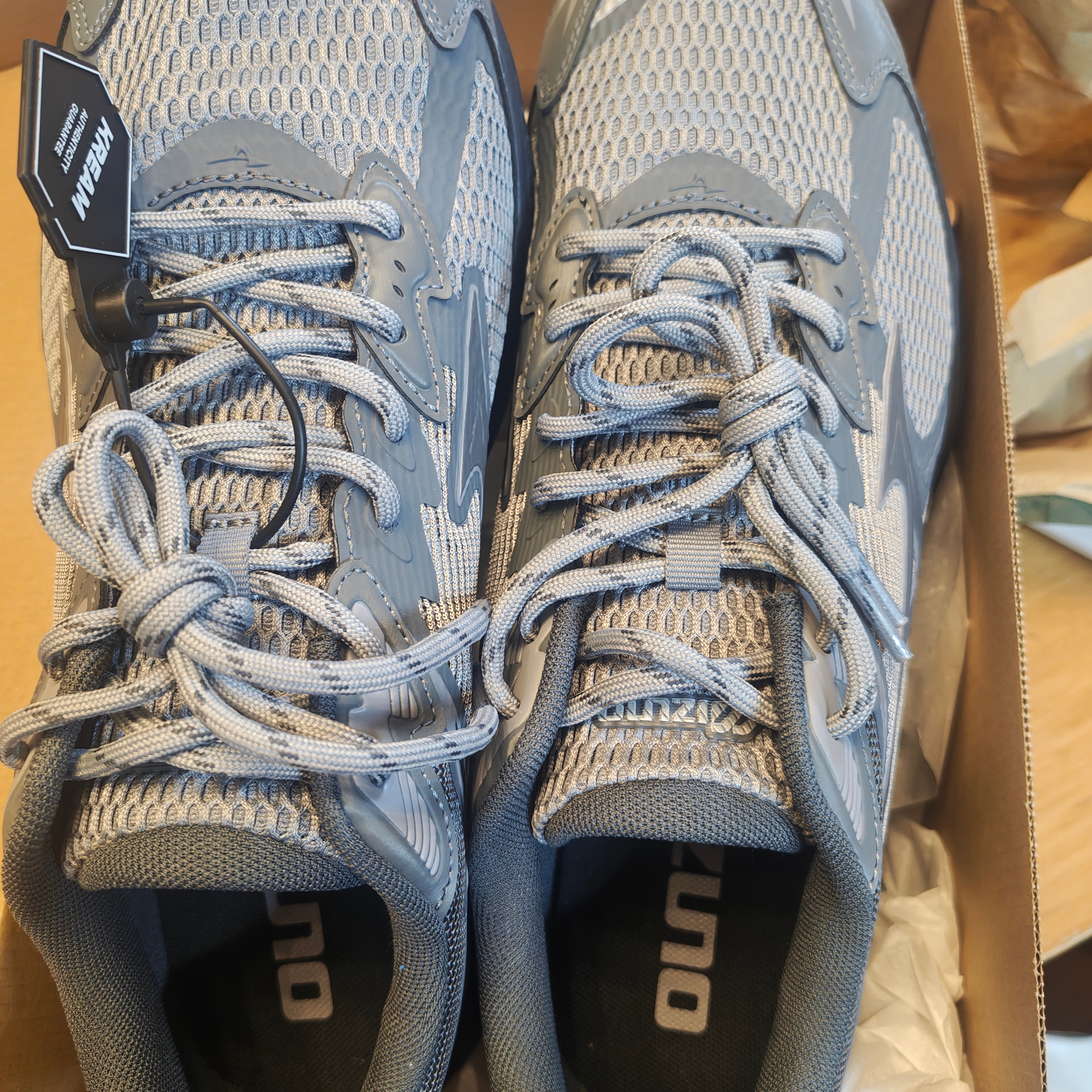 Mizuno Racer V2 Grey Black 착용 스타일 - 2