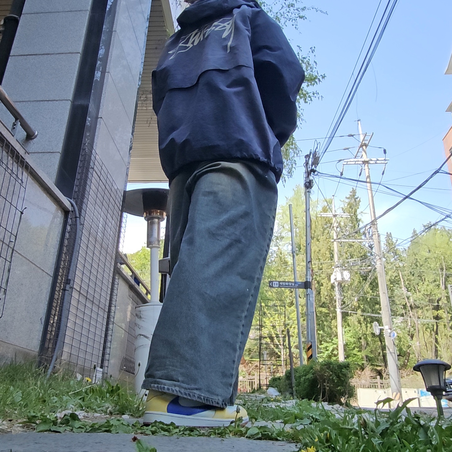 Supreme Denim Camp Cap Dirty Indigo - 25FW, Stussy Wave Dye Beach Shell Jacket Navy 착용 스타일 - 3
