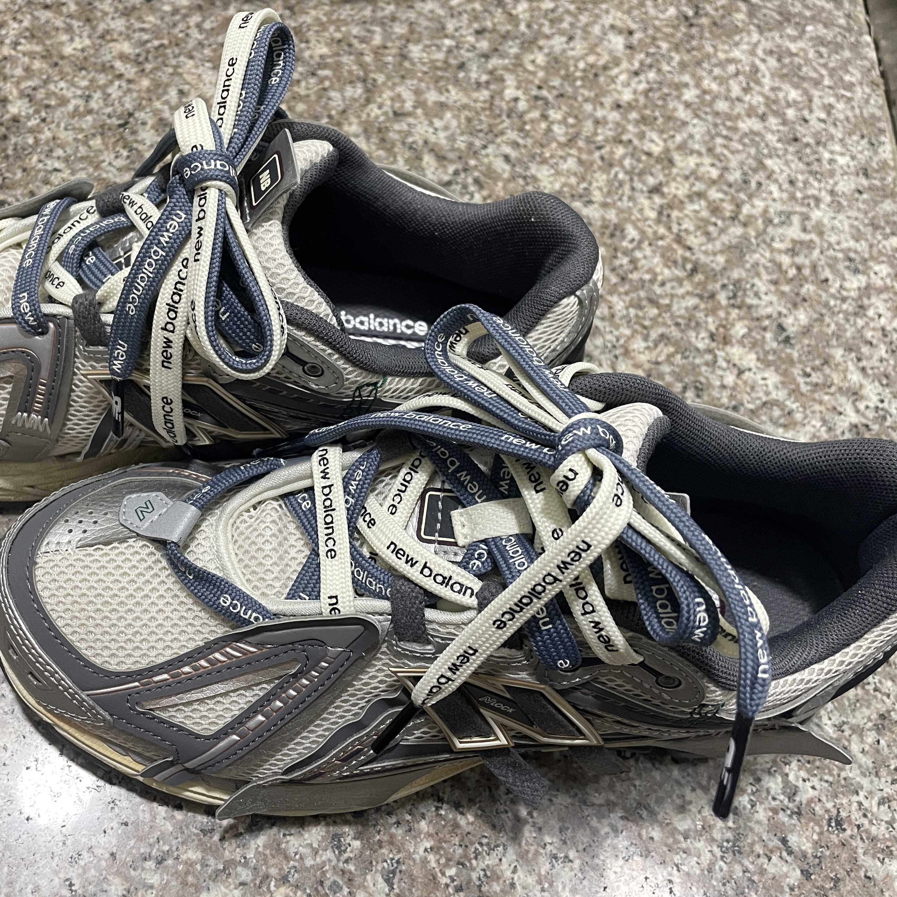 New Balance 1906A Silver Metallic Castlerock 착용 스타일 - 2