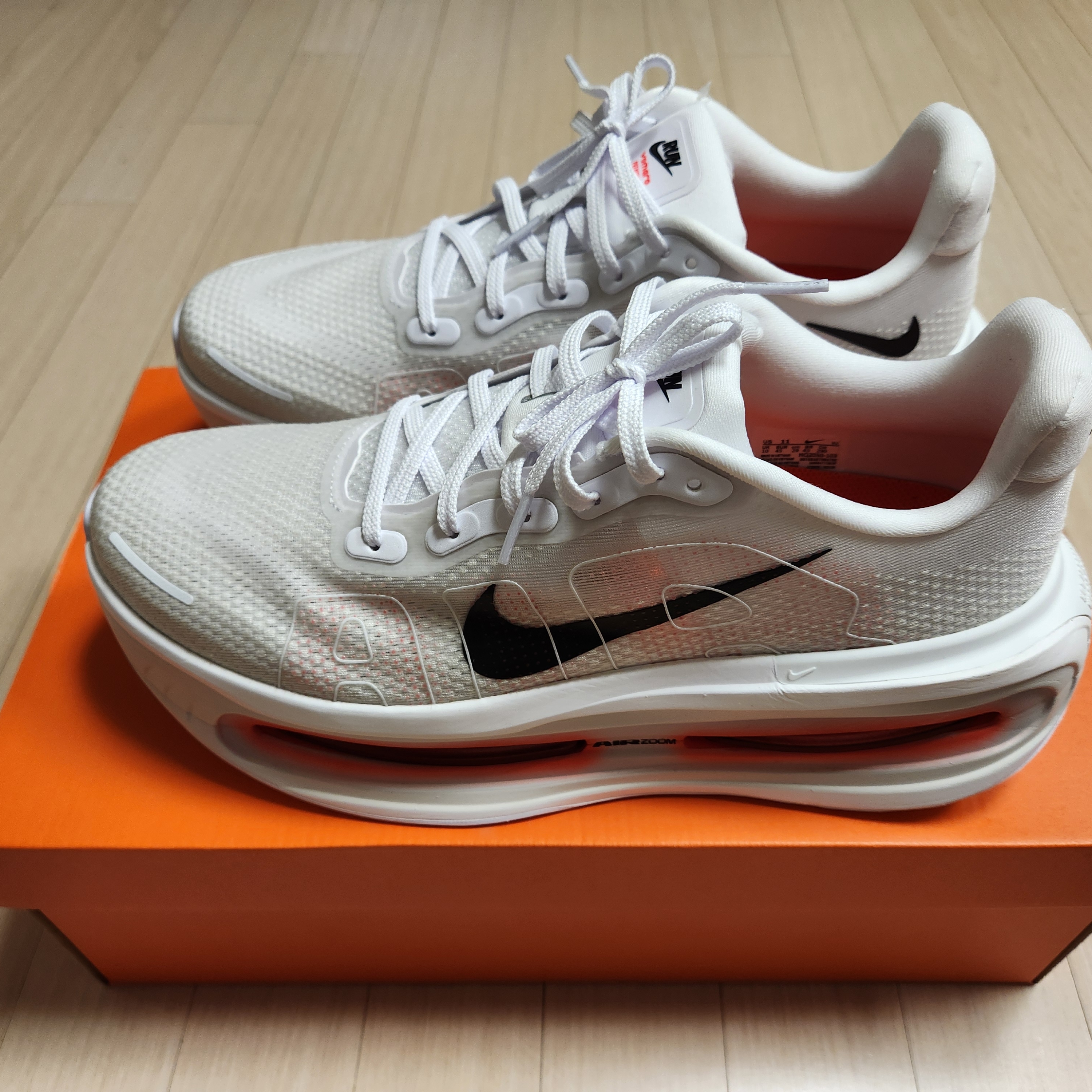 Nike Vomero Premium White Bright Crimson 착용 스타일 - 2