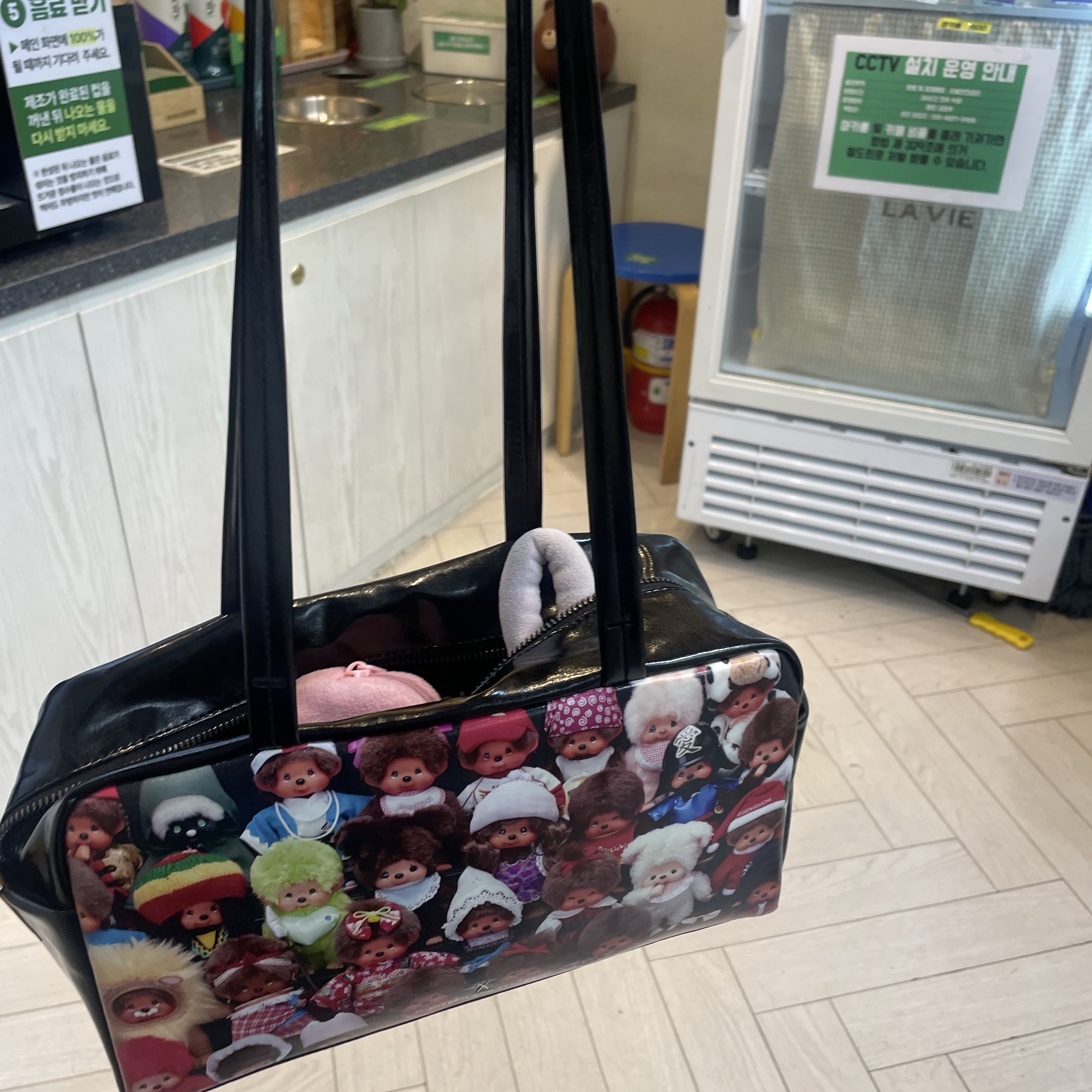 JOSEPH&STACEY JAS Box Bag Team Monchhichi Black 착용 스타일 - 2