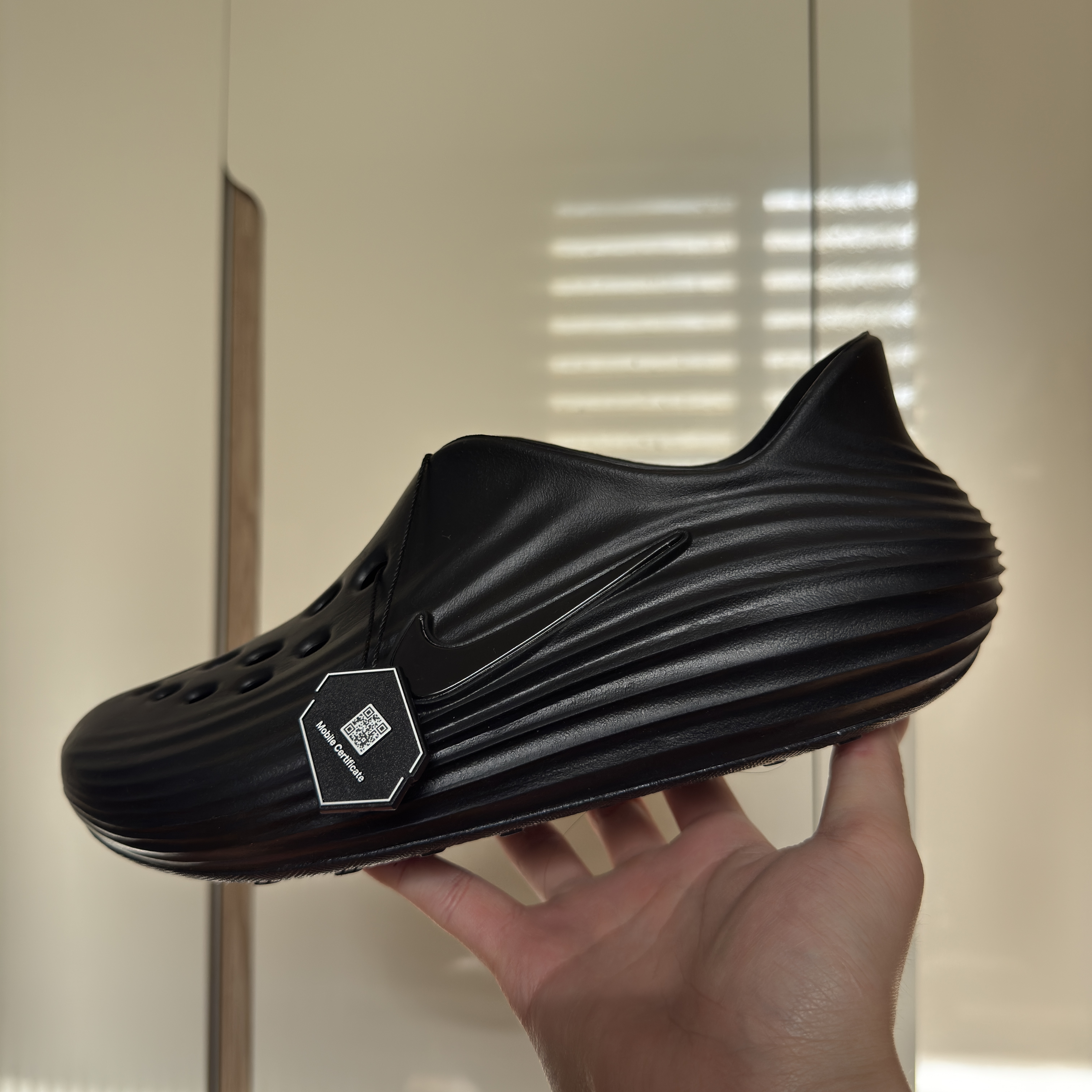 Nike ReactX Rejuven8 Triple Black 착용 스타일 - 2