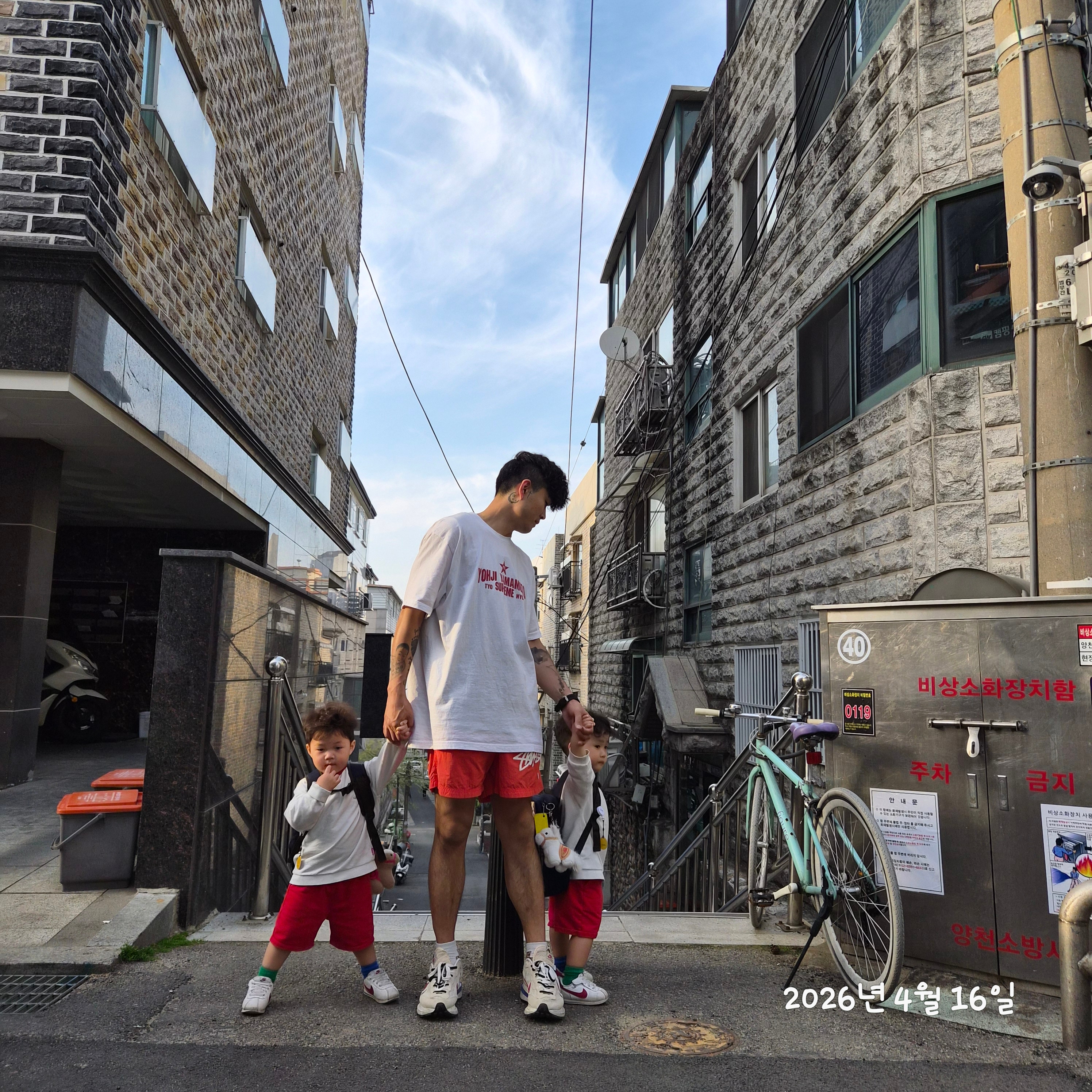Supreme x Y's by Yohji Yamamoto Star T-Shirt White - 25FW, Nike x Stussy Water Shorts Habanero Red 착용 스타일 - 1