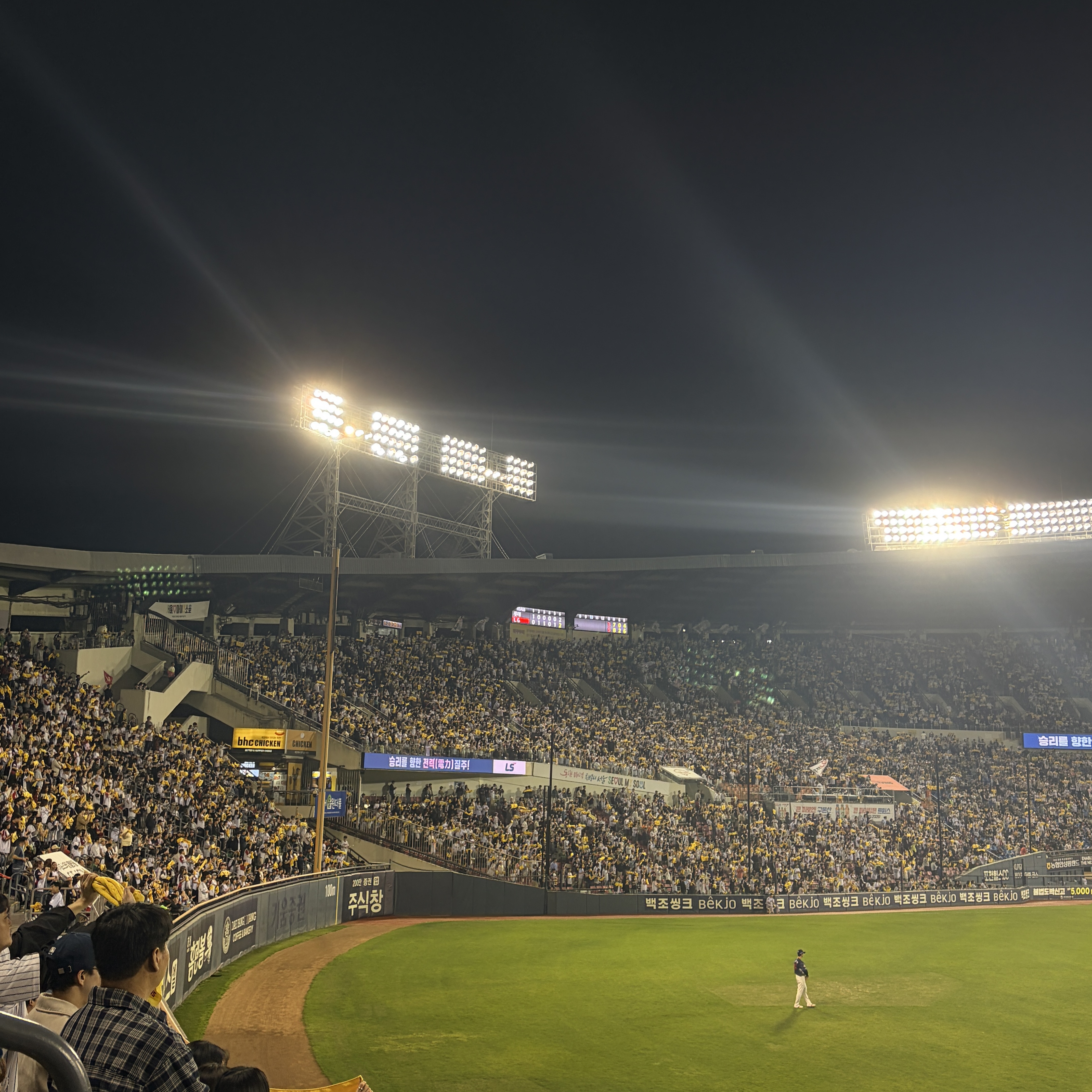 Crocs Classic Clog Black, LG Twins x Prospecs 2026 Authentic Home Uniform White (Non Marking Ver.) 착용 스타일 - 3