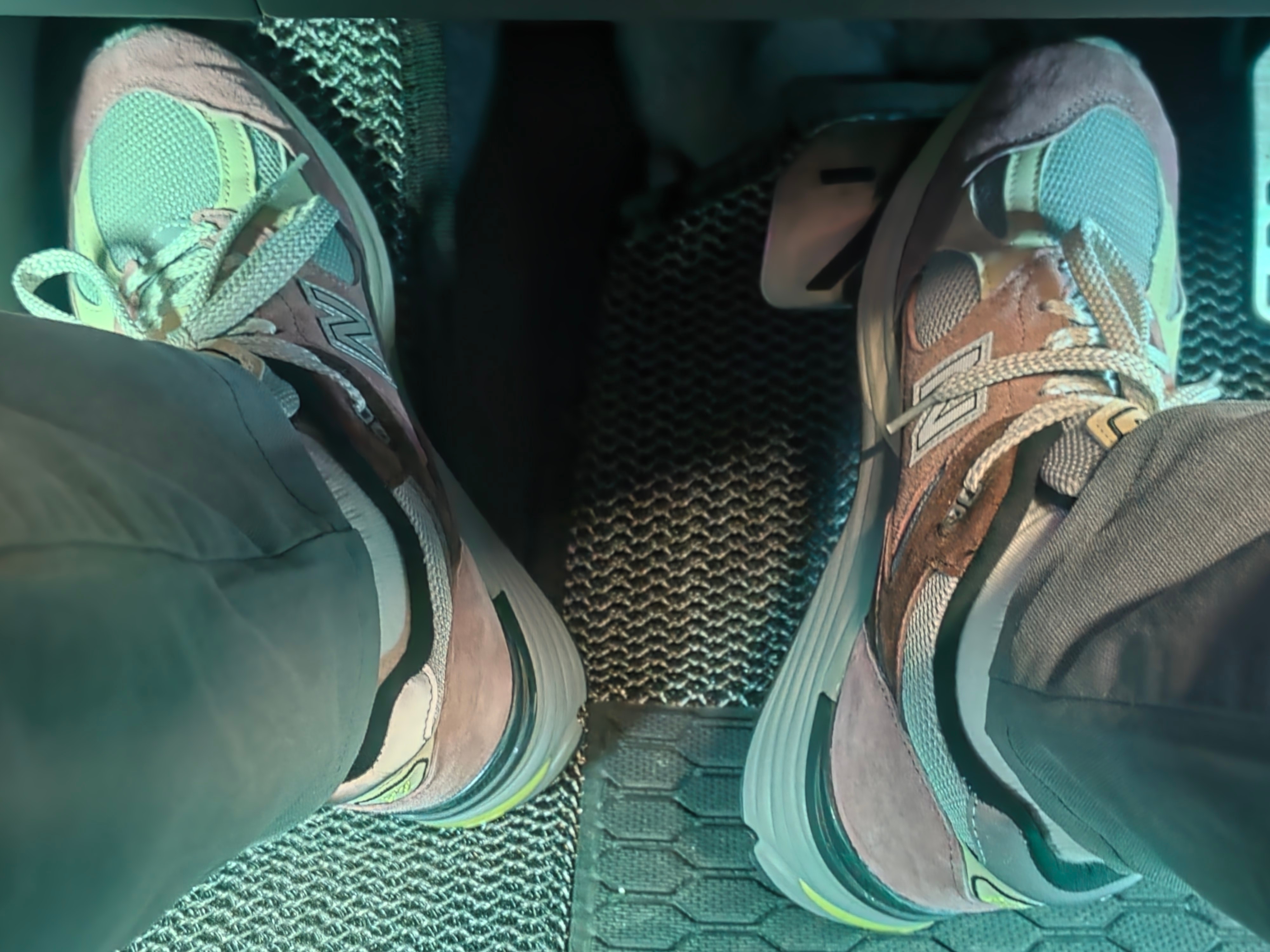 New Balance 991v2 Made in UK Rosewood 착용 스타일 - 1