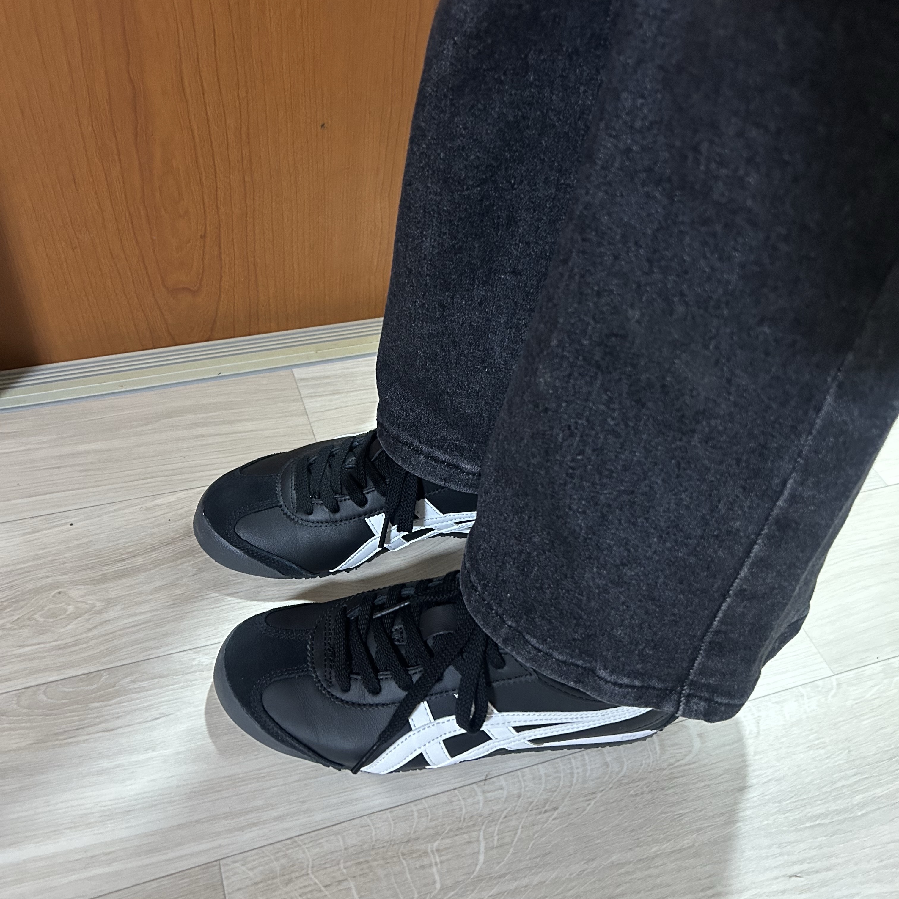 Onitsuka Tiger Mexico 66 Black White 착용 스타일 - 2