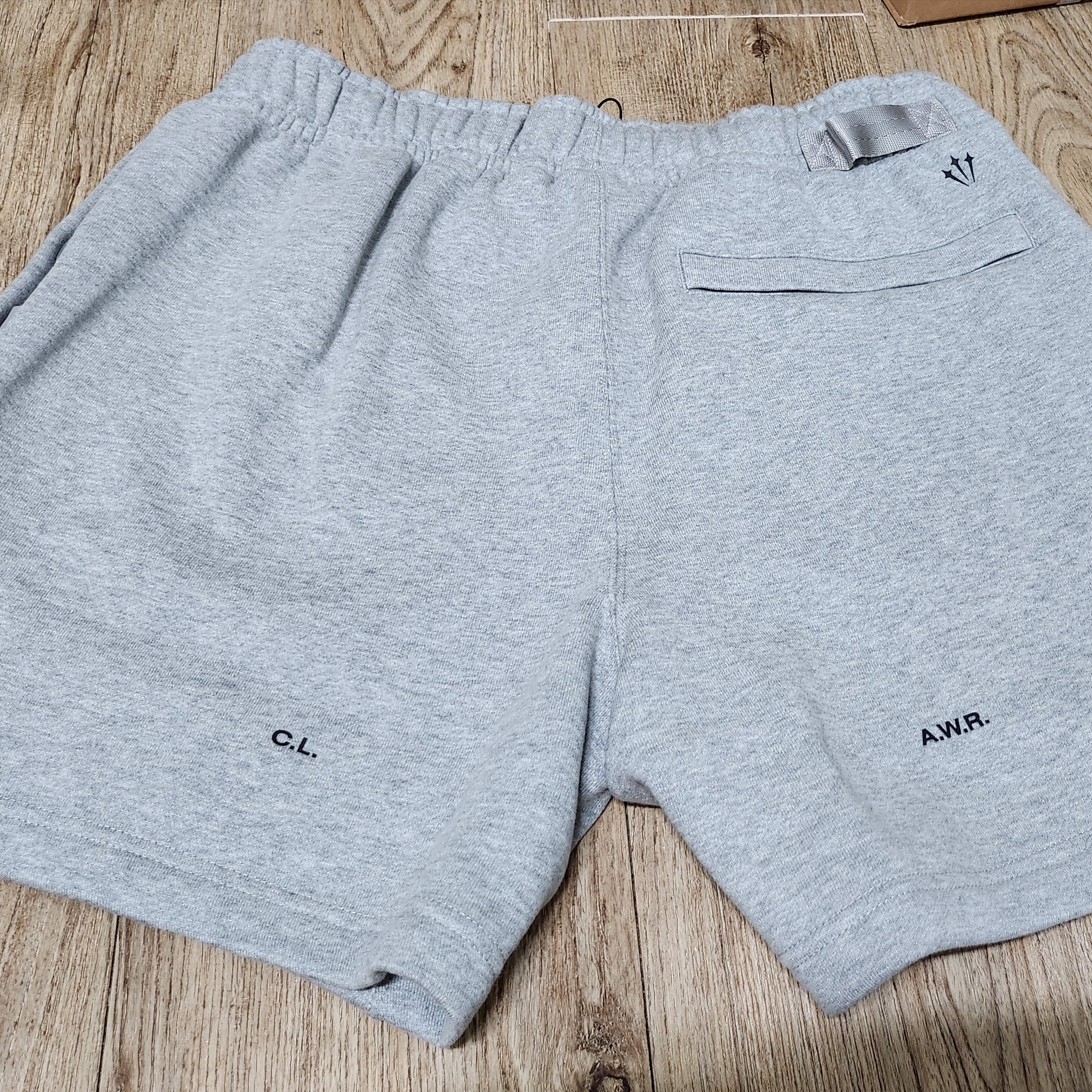 Nike x Drake Nocta Cardinal Fleece Shorts Dark Grey Heather - Asia 착용 스타일 - 2