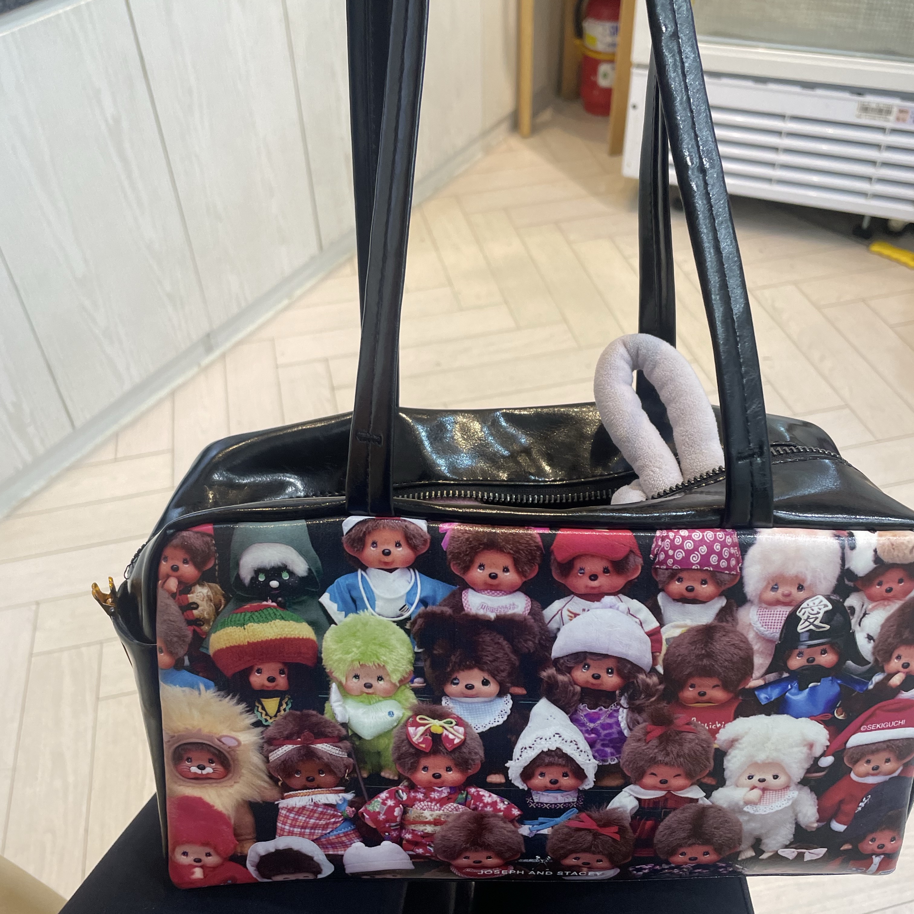 JOSEPH&STACEY JAS Box Bag Team Monchhichi Black 착용 스타일 - 1