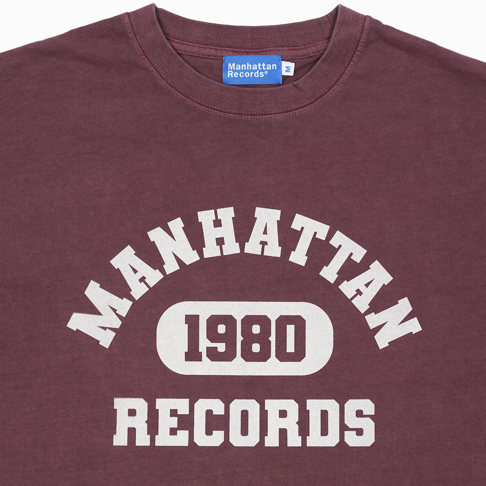 맨하탄 레코즈 피그먼트 컬리지 로고 티 - 레드(Manhattan Records Pigment College Logo Tee - Red) - 4
