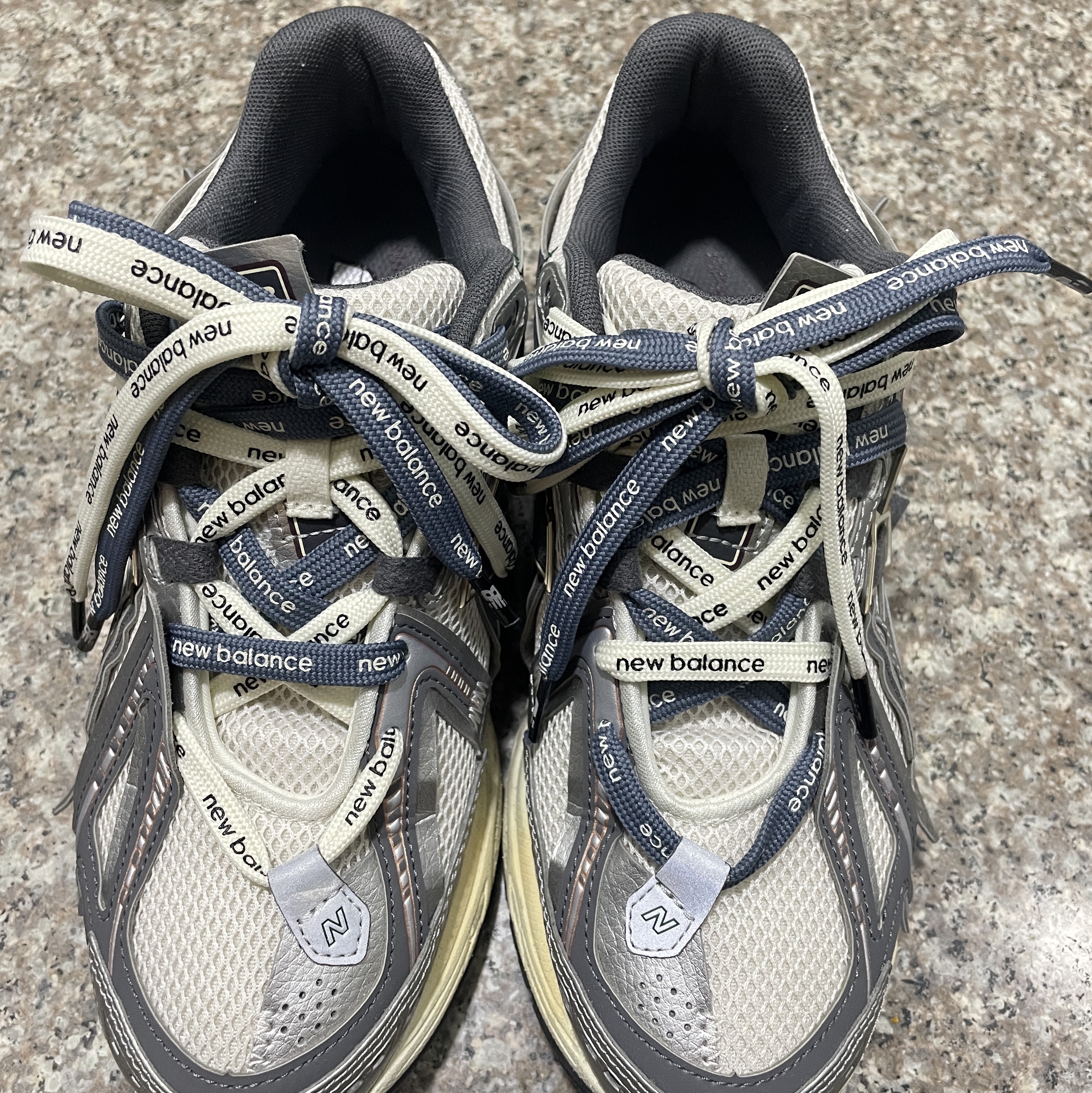 New Balance 1906A Silver Metallic Castlerock 착용 스타일 - 1