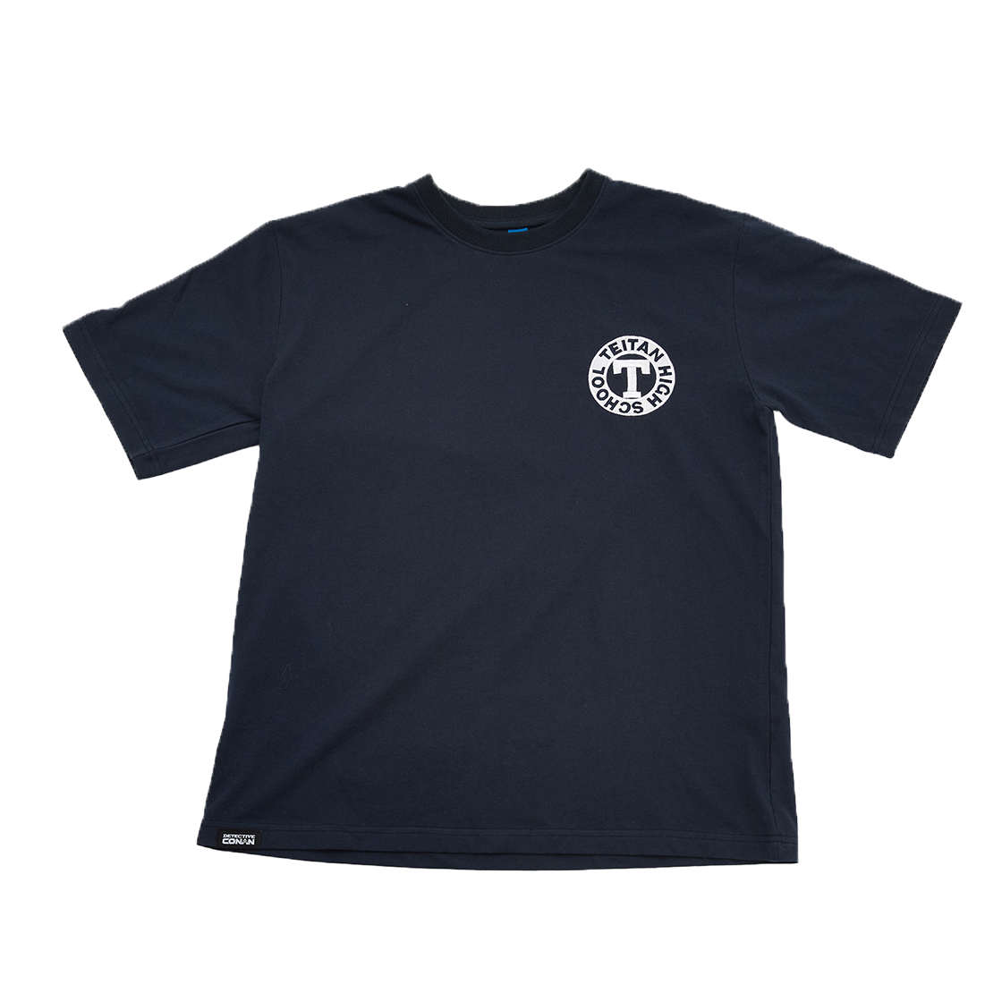 댄꼼마 x 명탐정 코난 테이탄고 자수 반팔 티셔츠(DANCOMMA × Detective Conan Teitan High Embroidered Short Sleeve T-Shirt)