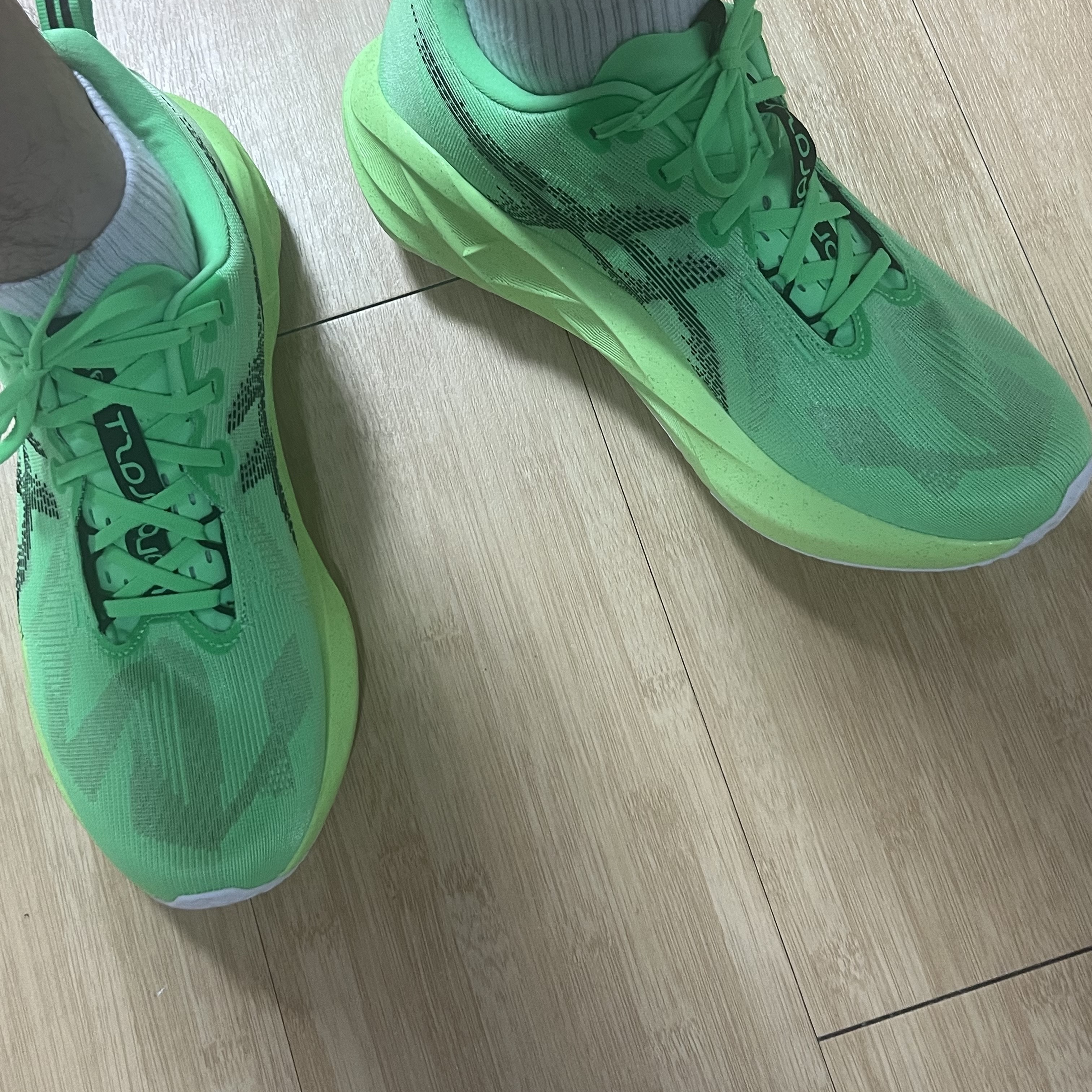 Asics Novablast 5 Ekiden Vital Green Black 착용 스타일