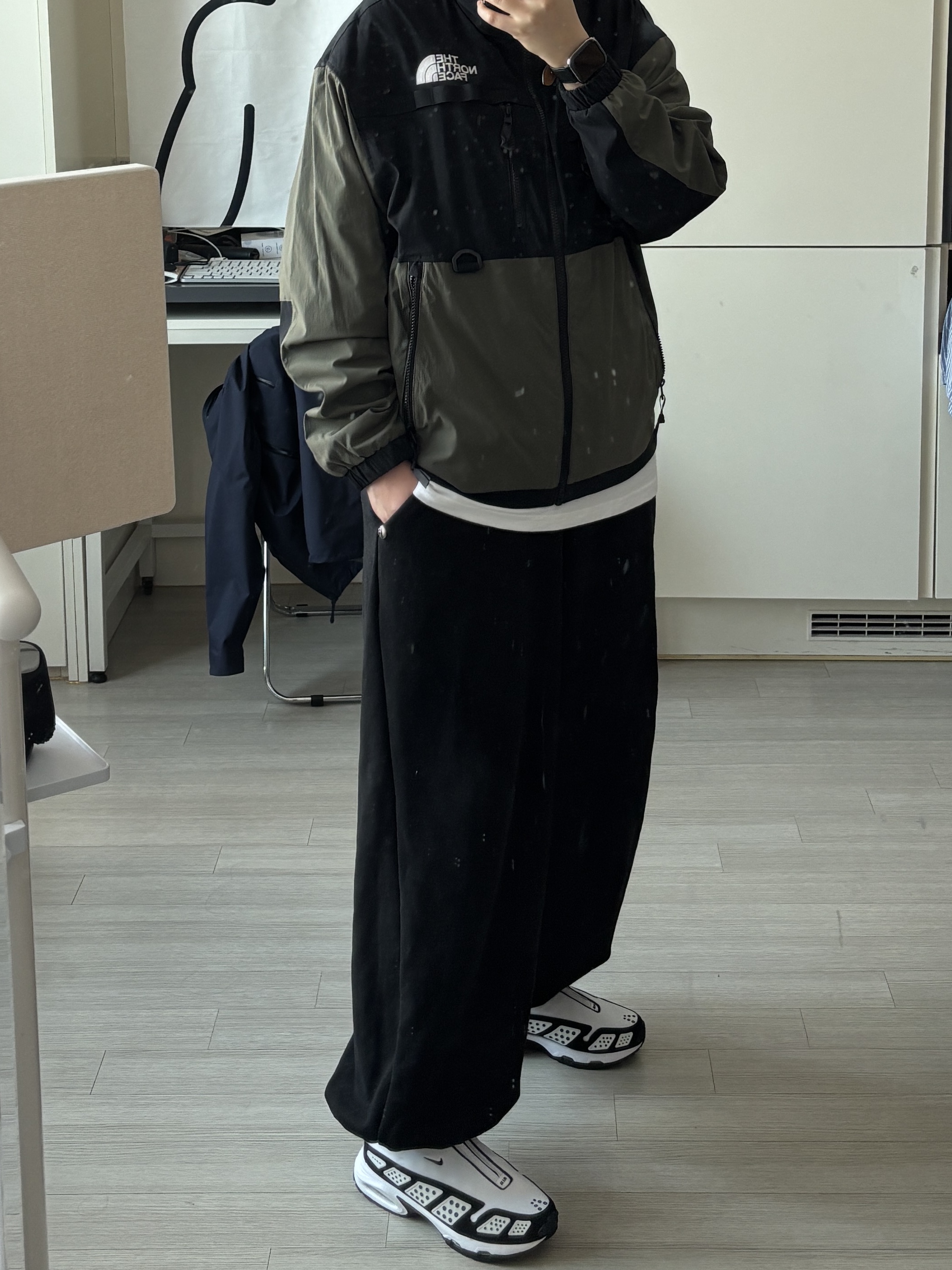 (W) Nike Air Max SNDR White and Black, The North Face Denali Wind Ex Jacket Khaki 착용 스타일 - 1