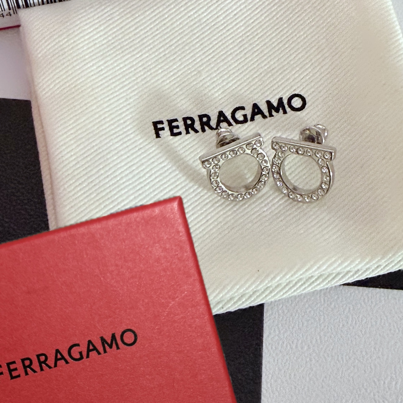 (W) Ferragamo Gancini Crystals Large Earrings Brass Glass & Palladium 착용 스타일