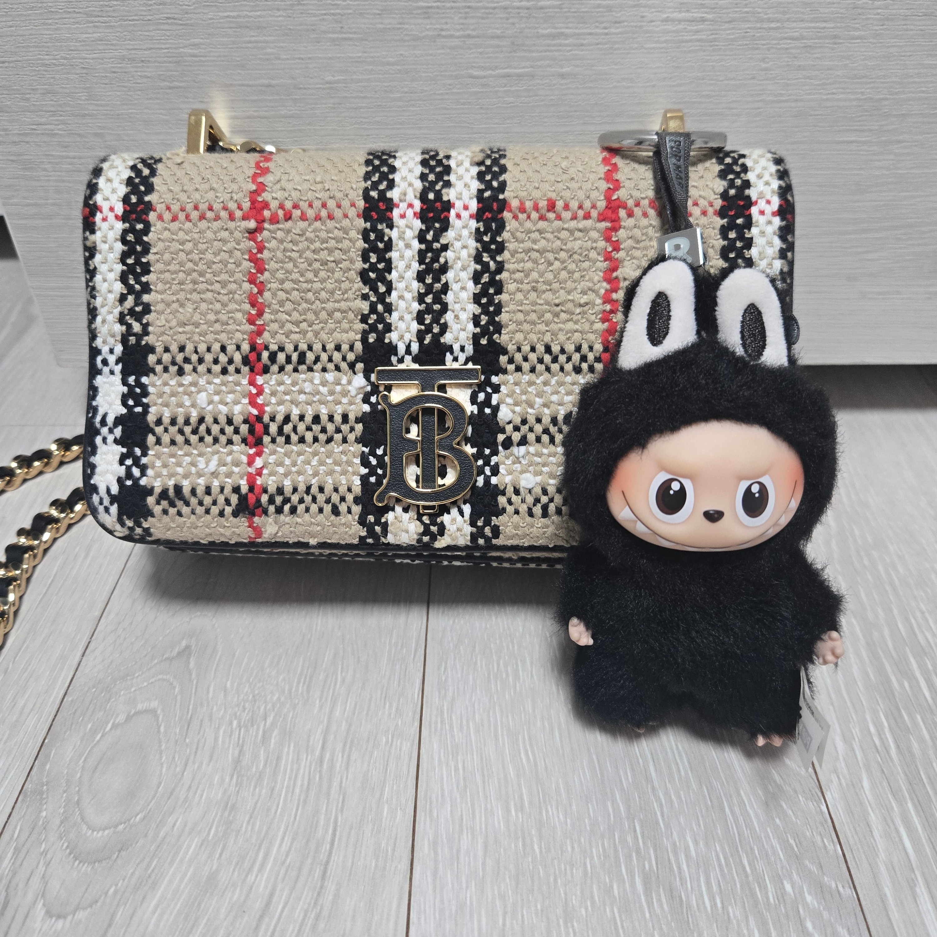 Pop Mart Labubu The Monsters Pin For Love Series Vinyl Plush Pendant (N-Z) R (Opened Case) 착용 스타일