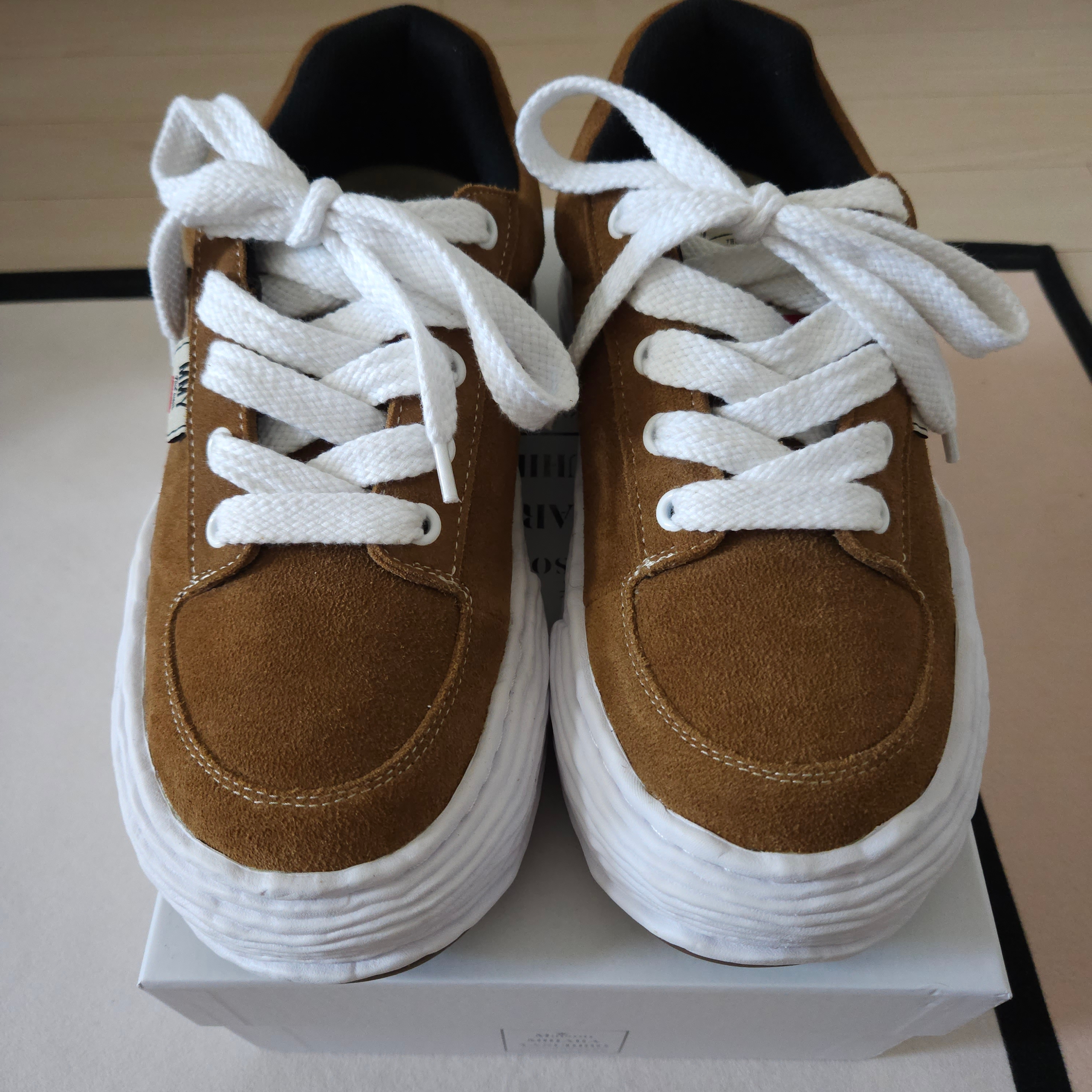 Maison Mihara Yasuhiro Oliver OG Sole Suede Low-top Sneakers Brown 착용 스타일