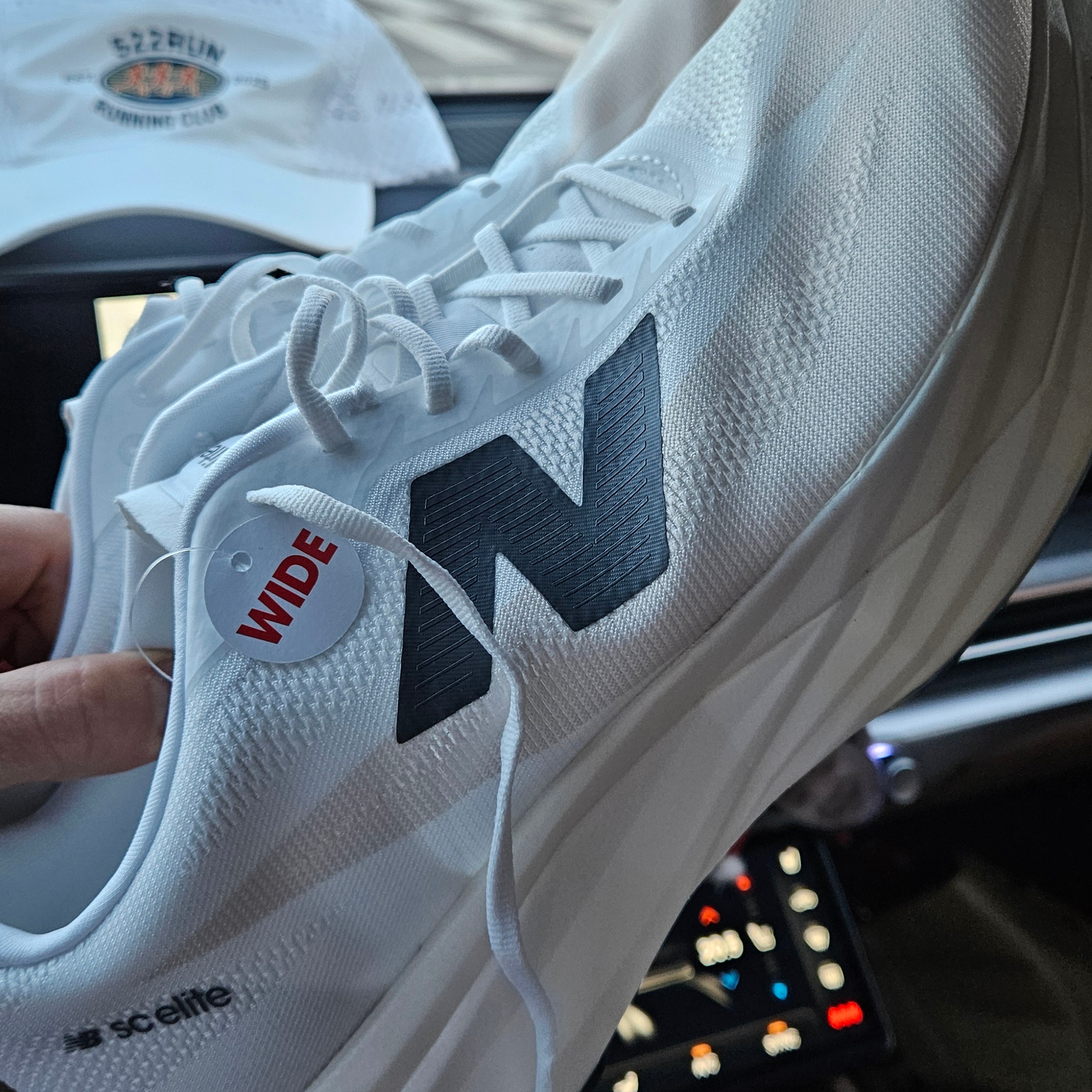 New Balance FuelCell SC Elite v5 Linen Sea Salt - 2E Wide 착용 스타일 - 2