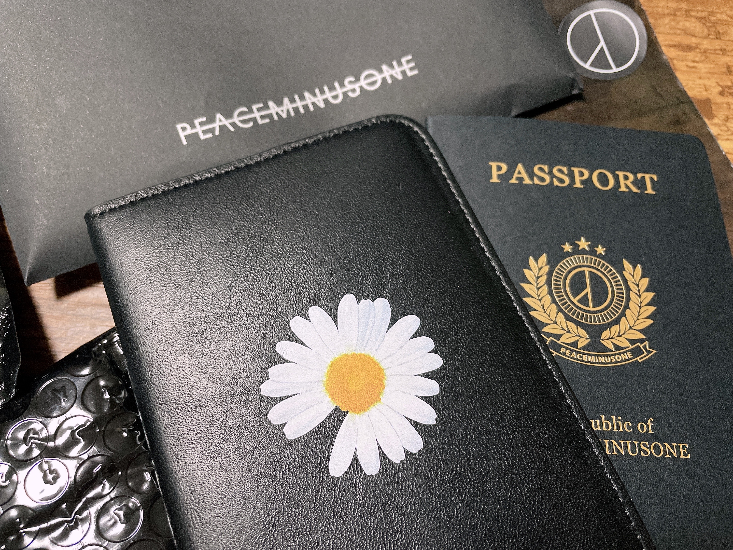Peaceminusone Passport Case #1 Black 착용 스타일