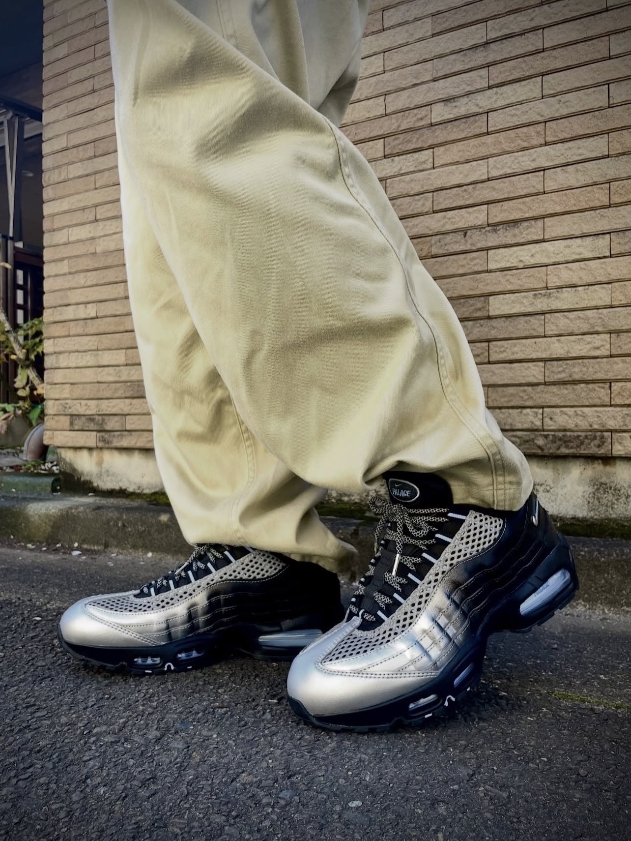 Nike x Palace Air Max 95 Metallic Silver Aluminum 착용 스타일 - 6