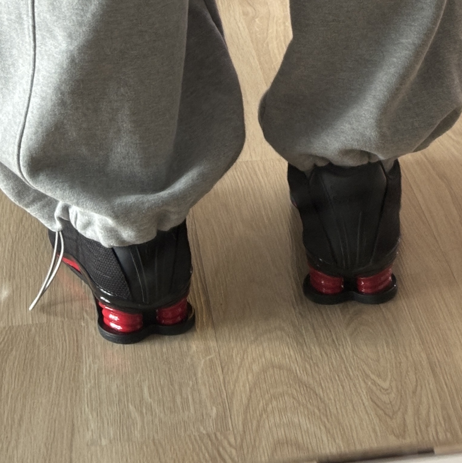 (W) Nike Shox Z Black University Red 착용 스타일 - 1