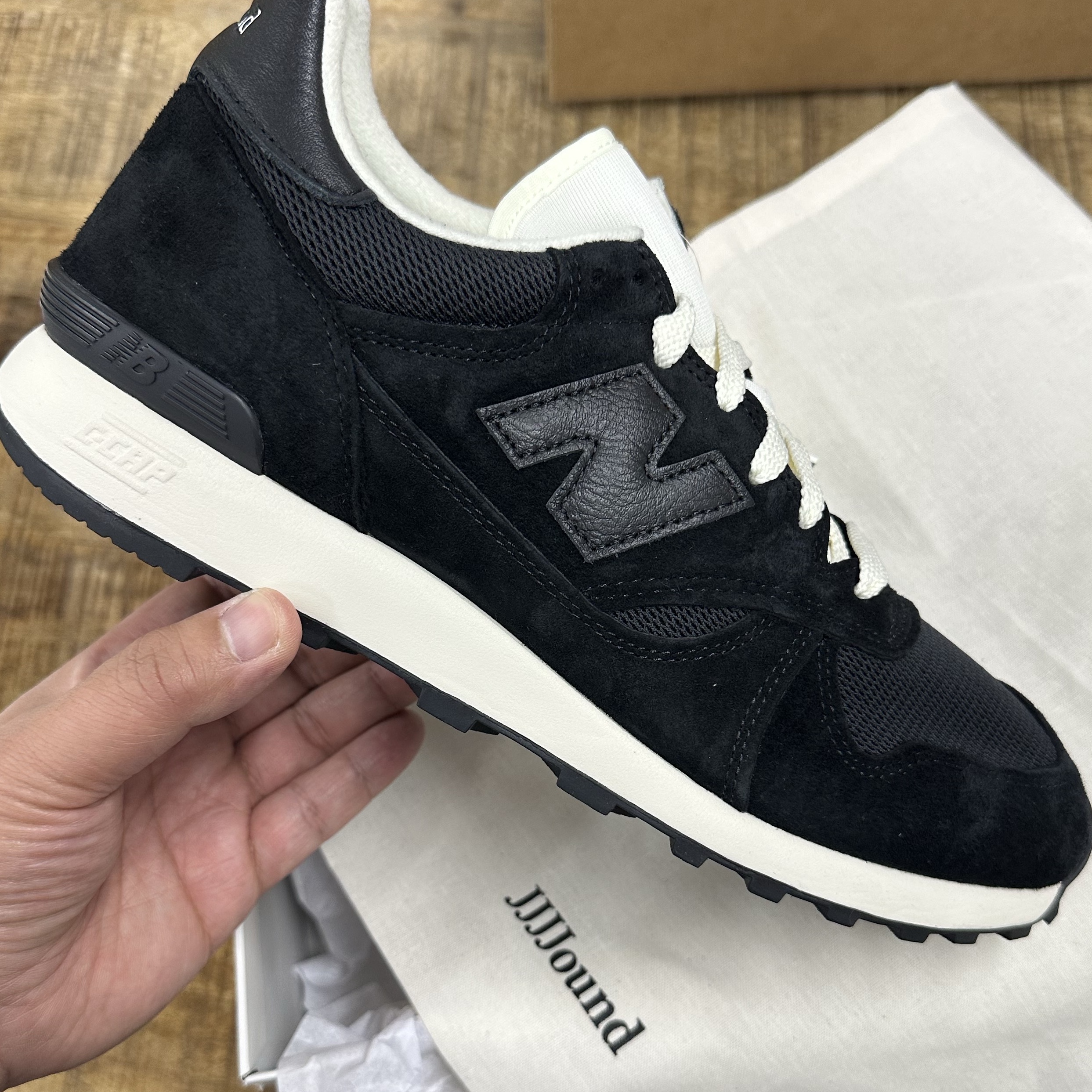 New Balance x JJJJound 475 Black White 착용 스타일