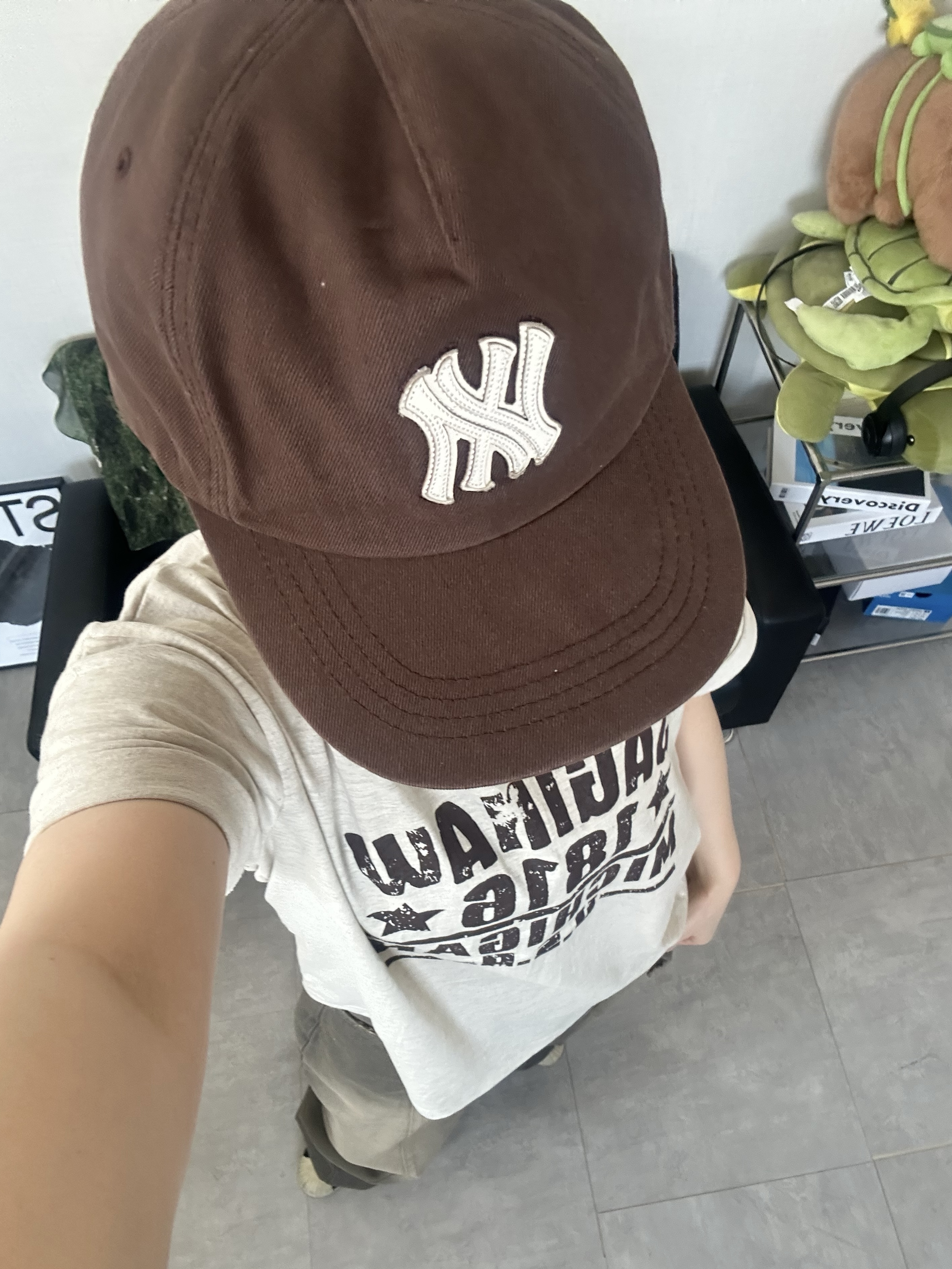 Farfromwhat Far Patch Logo Cap Brown 착용 스타일 - 1