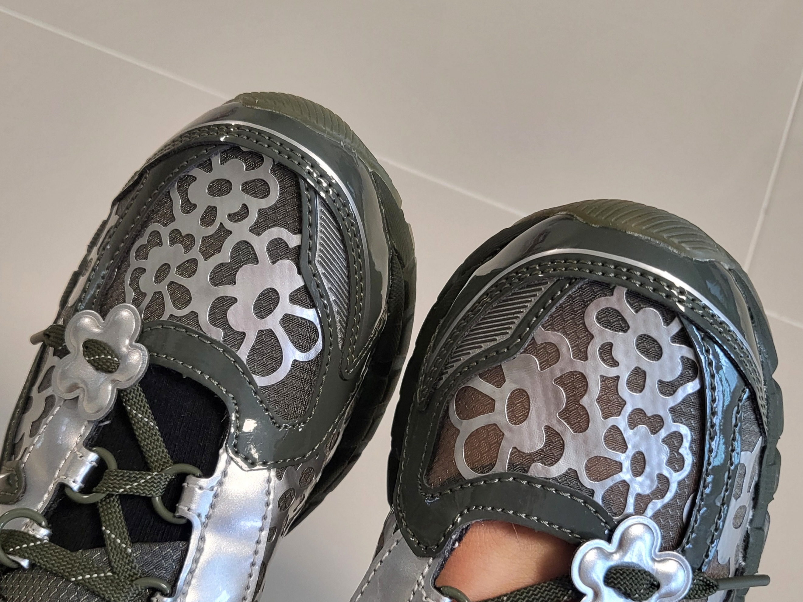 Asics x Cecilie Bahnsen Gel-Kayano 20 Olive 착용 스타일