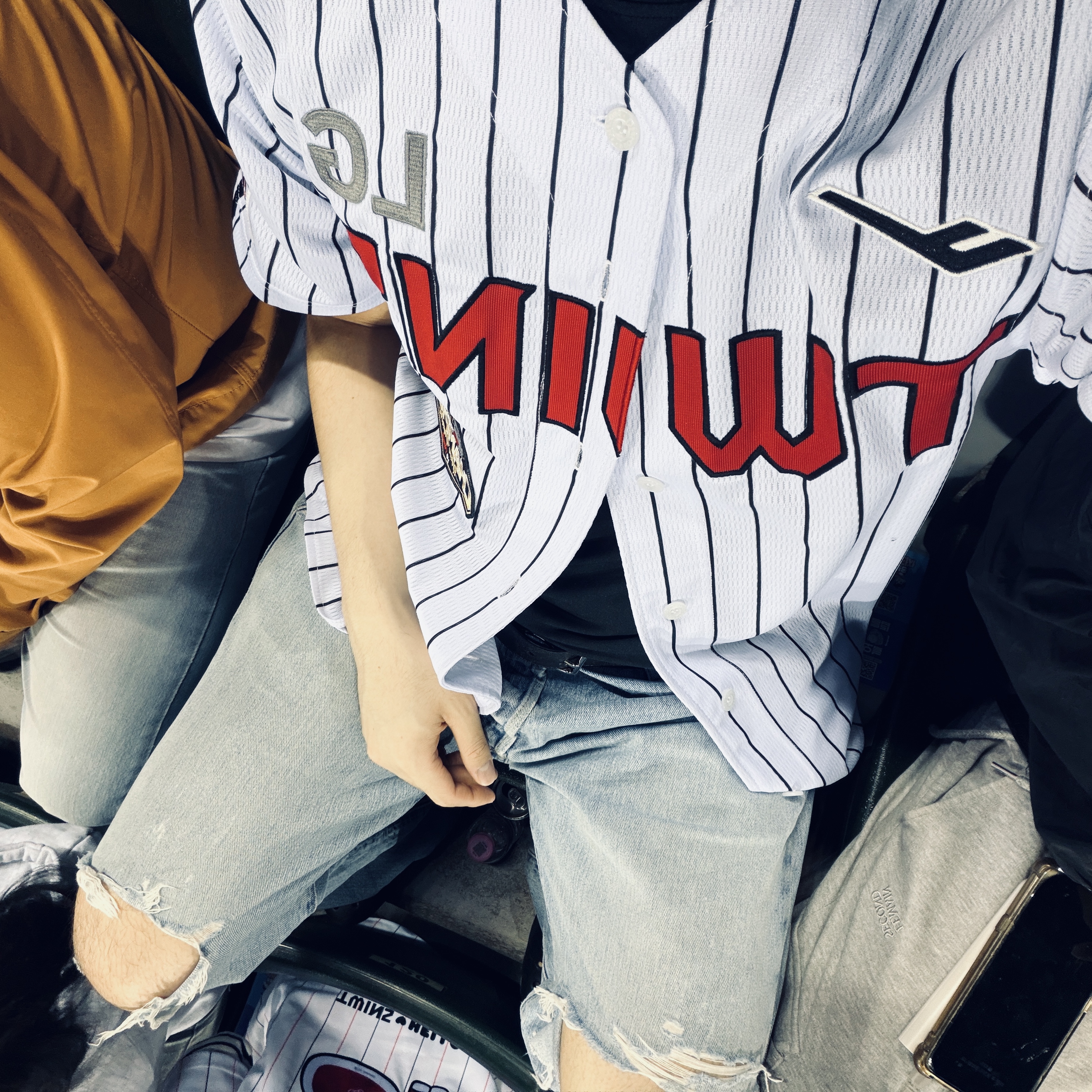 Crocs Classic Clog Black, LG Twins x Prospecs 2026 Authentic Home Uniform White (Non Marking Ver.) 착용 스타일 - 1