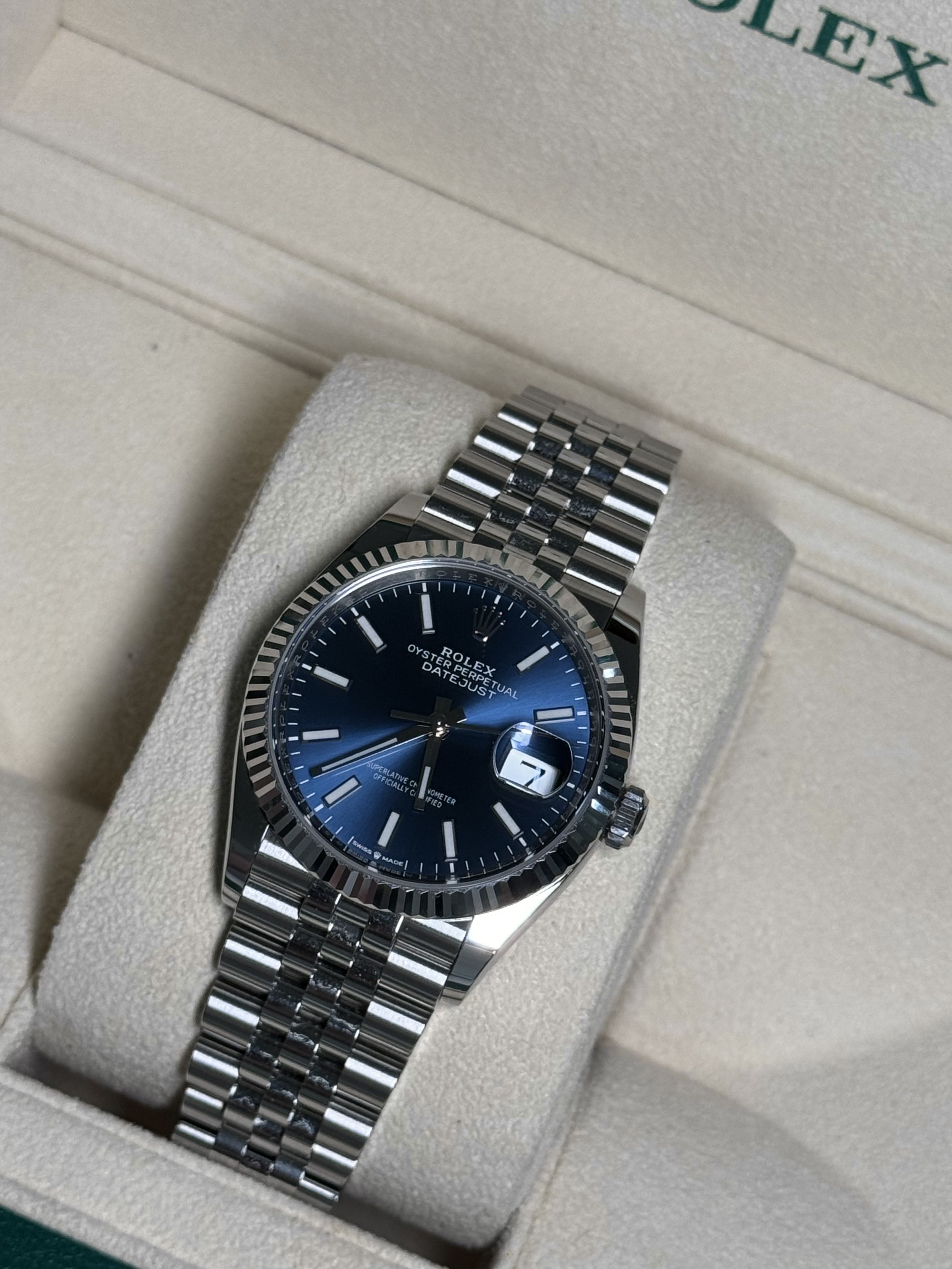 Rolex Datejust 36mm 126234 Bright Blue Jubilee 착용 스타일 - 2