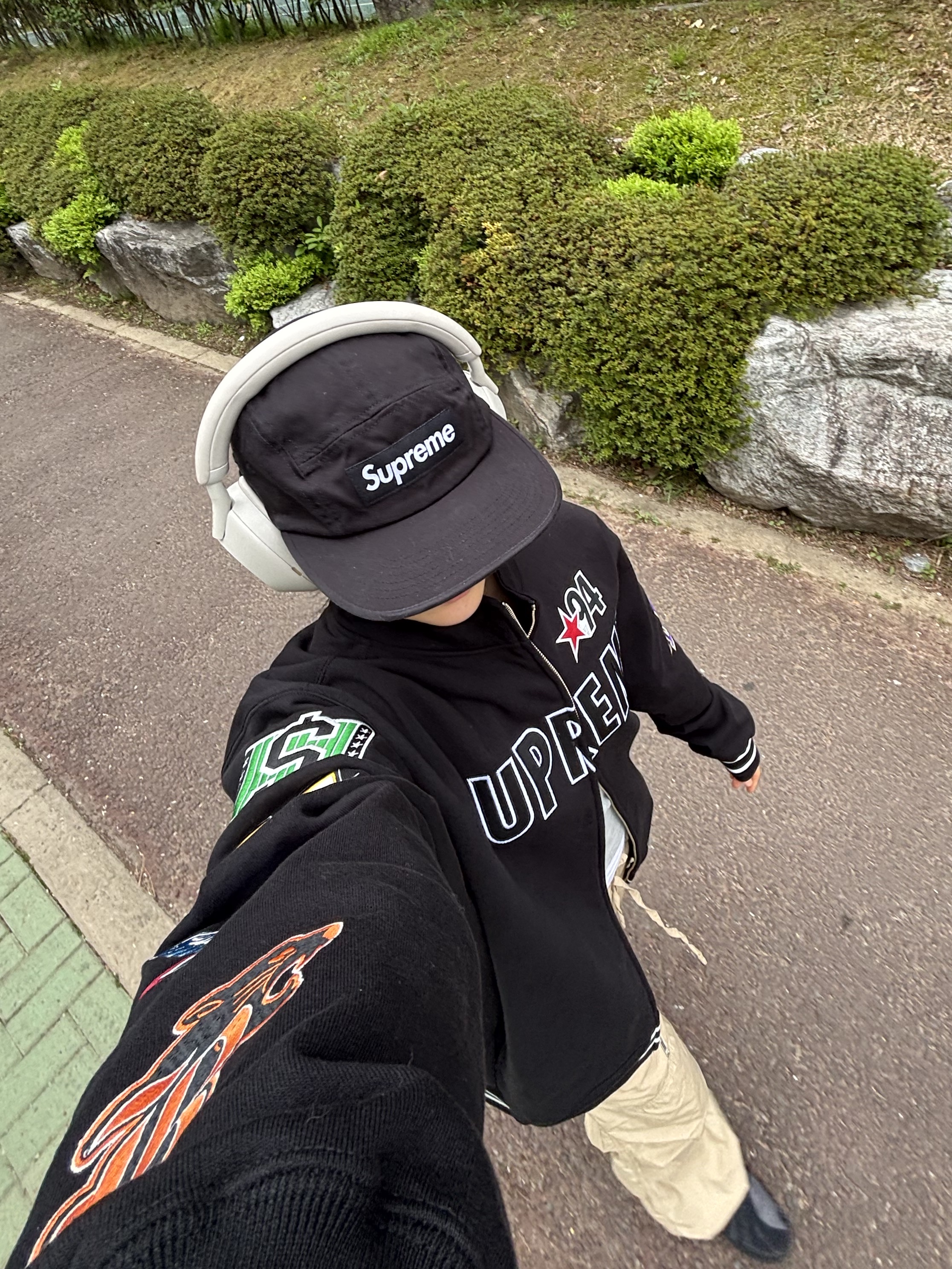 Supreme Washed Chino Twill Camp Cap Black, Supreme Mascots Zip Up Sweatshirt Black - 26SS 착용 스타일 - 1