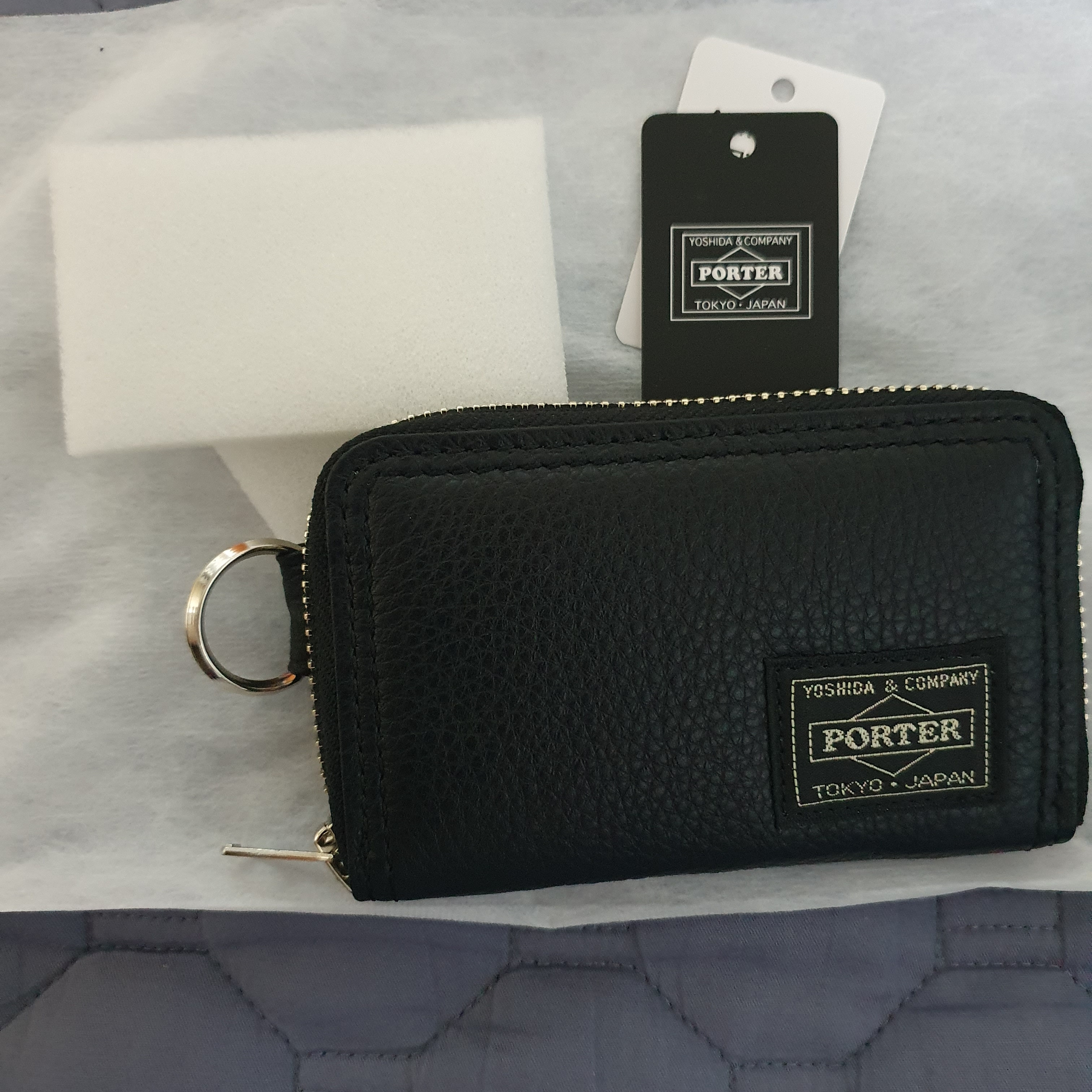 Porter Calm Coin Case Black 착용 스타일