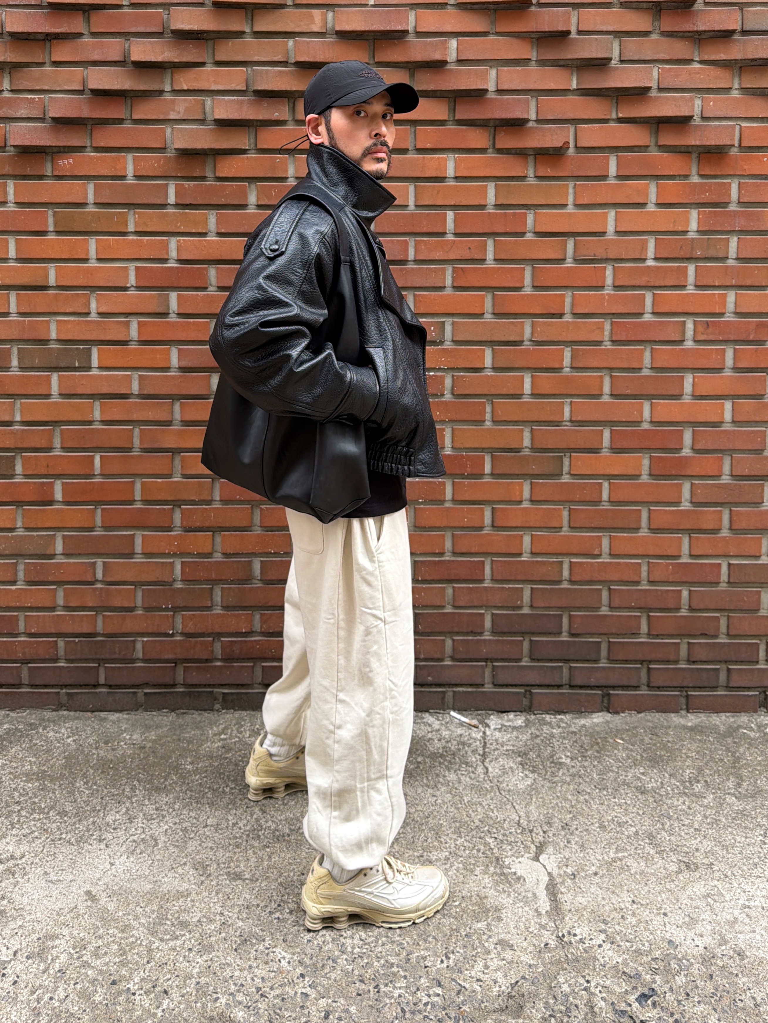 Nike Shox Ride 2 Metallic Silver and Desert Khaki 착용 스타일 - 1