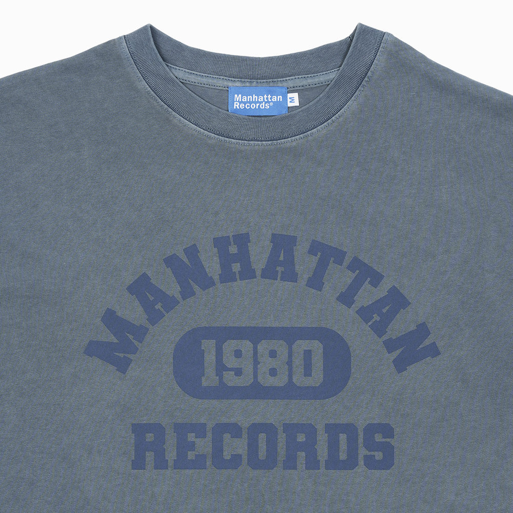 맨하탄 레코즈 피그먼트 컬리지 로고 티 - 블루(Manhattan Records Pigment College Logo Tee - Blue) - 4