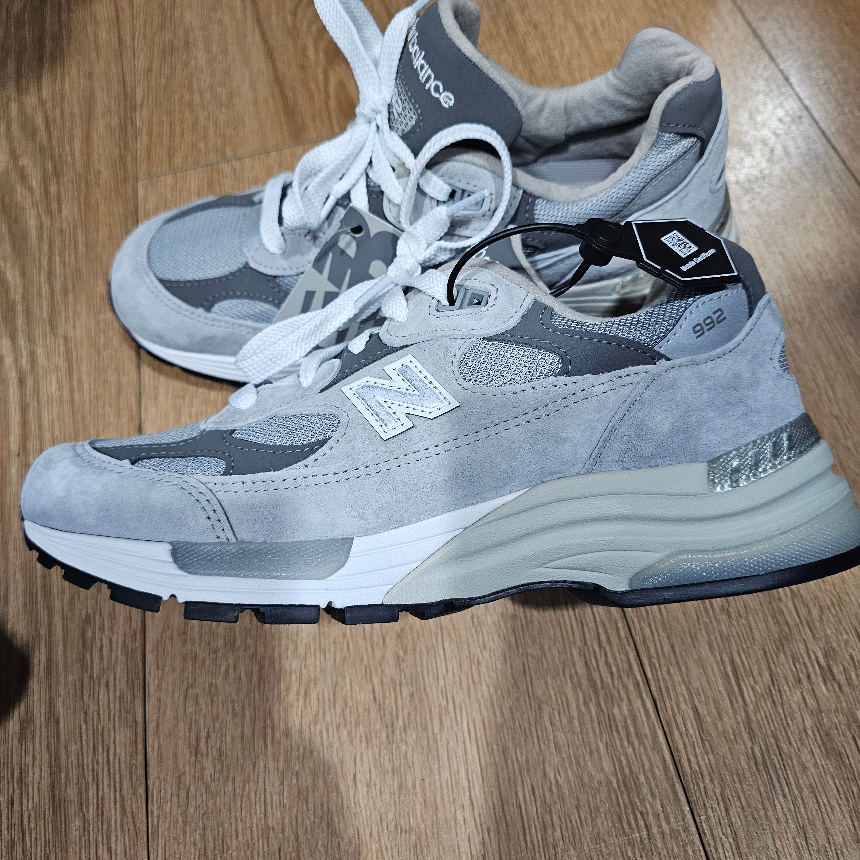 New Balance 992 Made in USA Core Grey Silver Metallic 착용 스타일 - 2