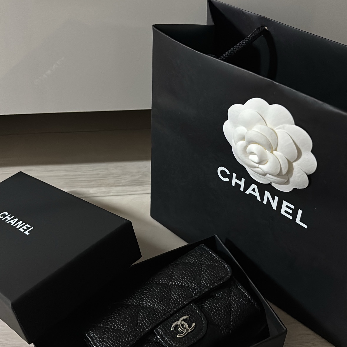 Chanel Classic Card Holder Grained Calfskin & Silver Black 착용 스타일 - 1