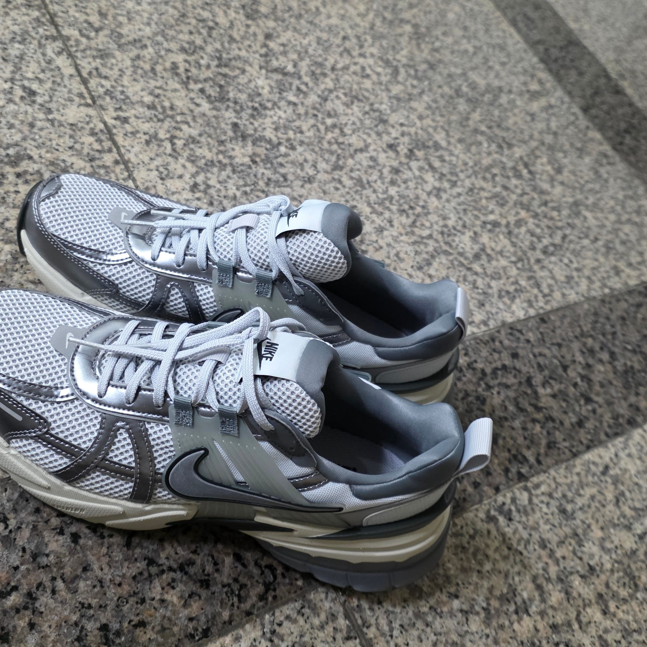 Nike V2K Run Pure Platinum Wolf Grey 착용 스타일 - 2