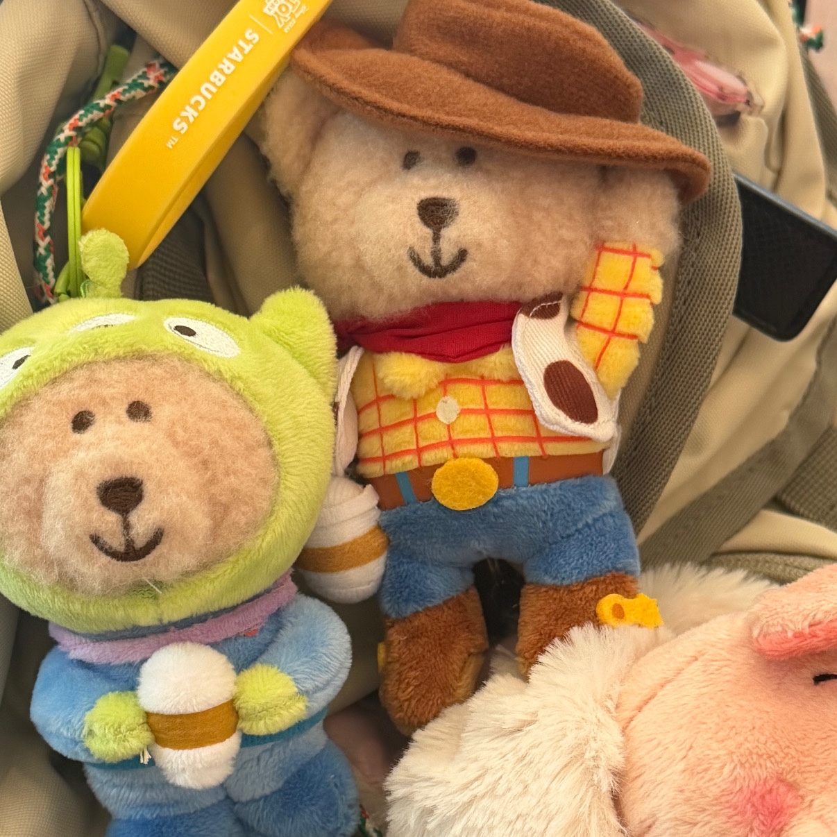 Starbucks x Toy Story 5 MD Woody Bearista Keychain Yellow, Starbucks x Toy Story 5 MD Alien Bearista Keychain Green 착용 스타일