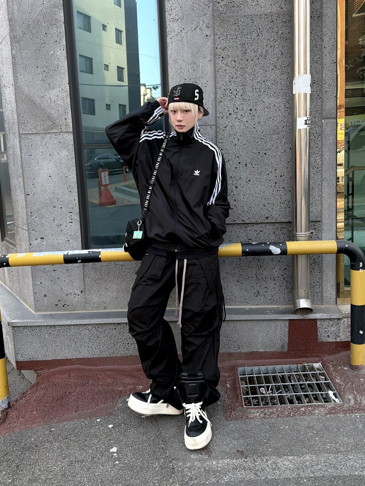Rick Owens Hollywood Mega Bumper Geobasket in Full Grain Calf Leather Black Milk 착용 스타일