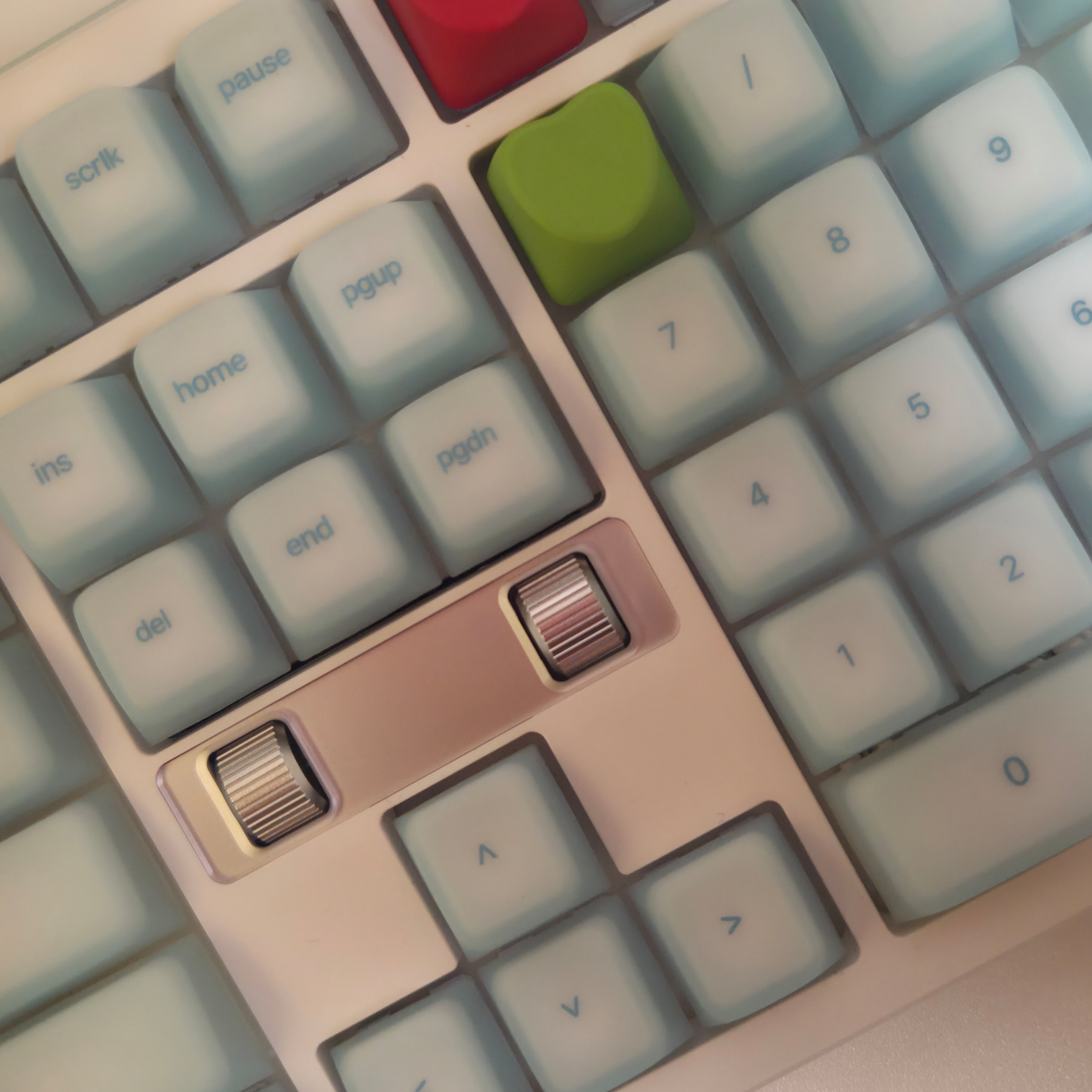 PEBBLE ON mello-j keycap iceblue 착용 스타일 - 1