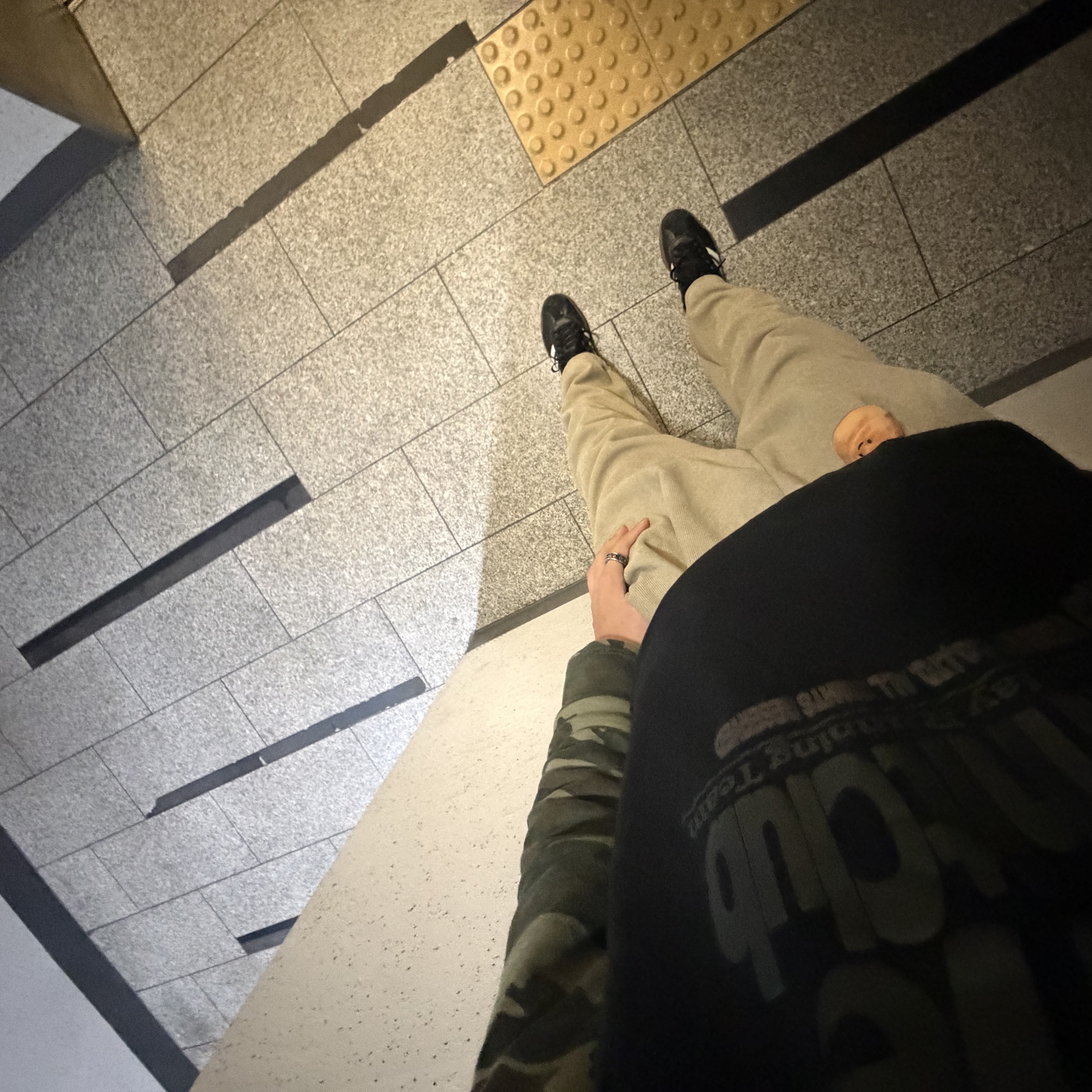 Escapefrom Vintage Flag ESCF Logo Collage Print Long Sleeve T-shirt Brown, (W) Adidas Tokyo Core Black Cloud White 착용 스타일 - 1