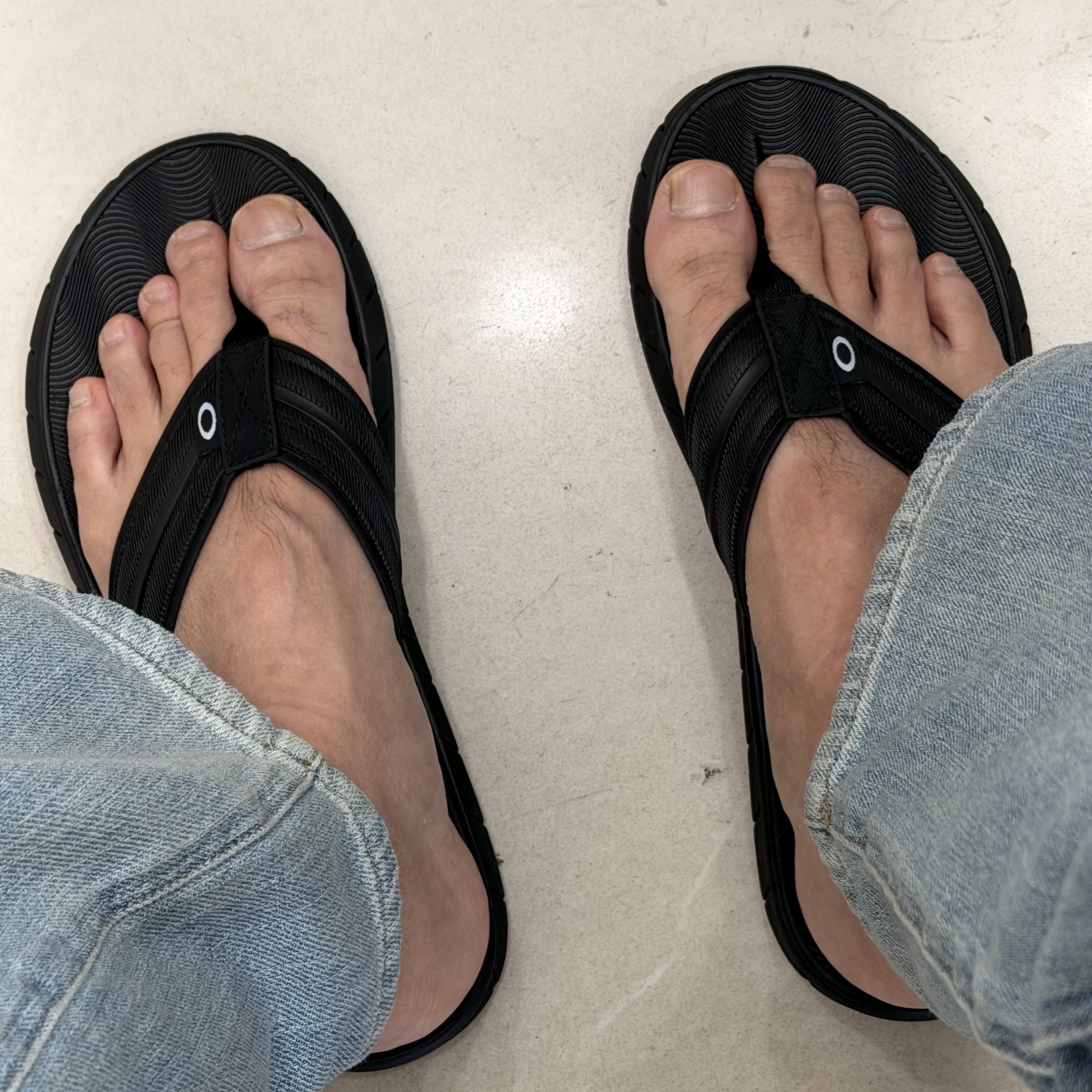Oakley Pier Ellipse Flip Flop Blackout 착용 스타일