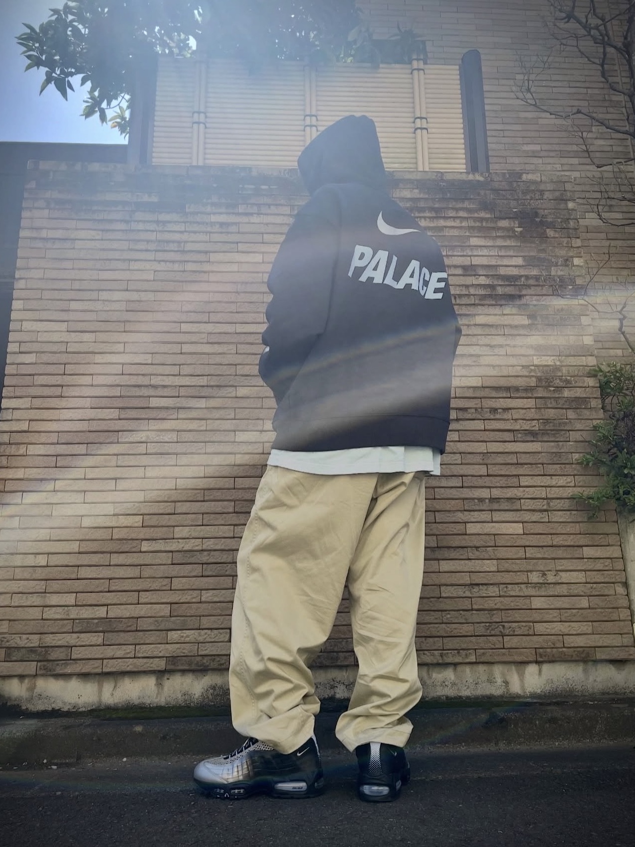 Nike x Palace Air Max 95 Metallic Silver Aluminum 착용 스타일 - 4