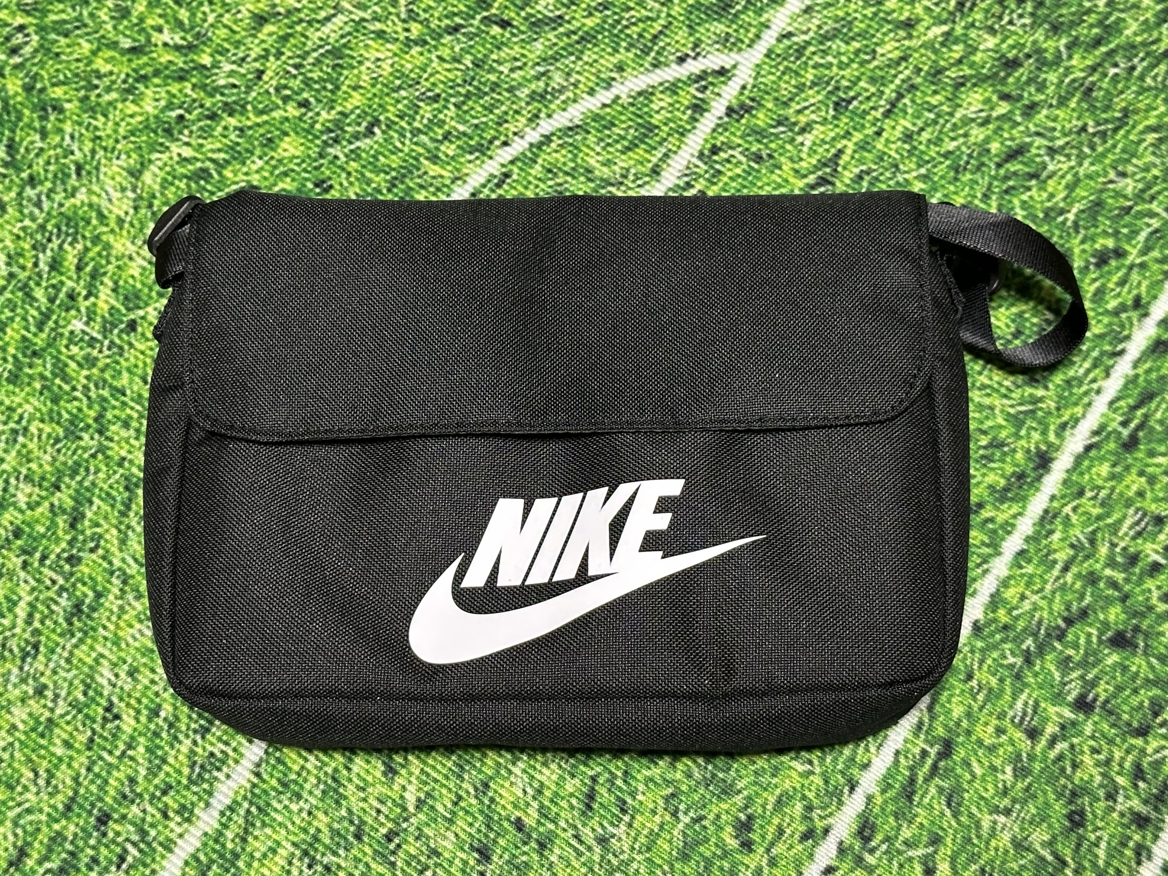 Nike NSW Futura 365 Crossbody Bag 3L Black 착용 스타일