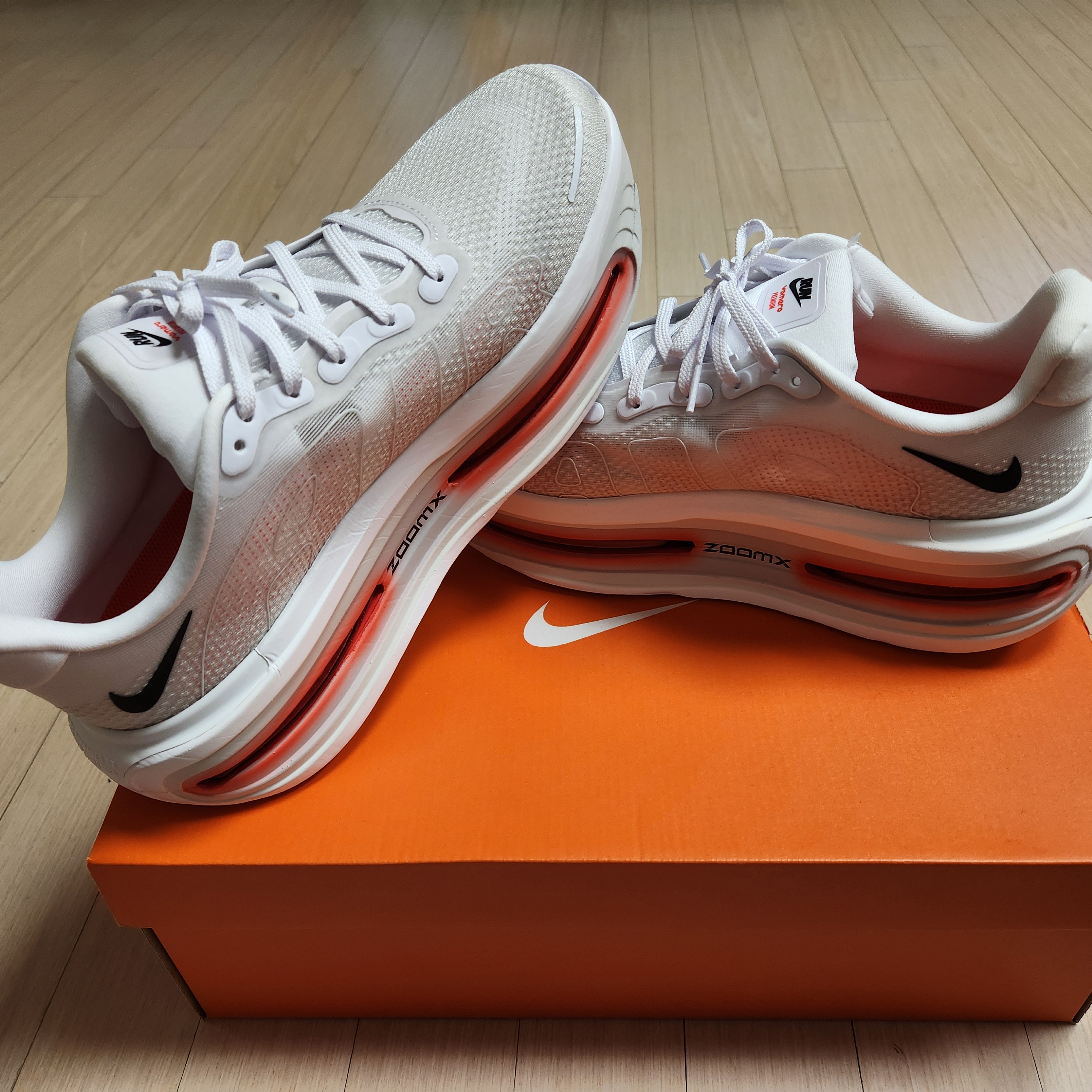 Nike Vomero Premium White Bright Crimson 착용 스타일 - 6