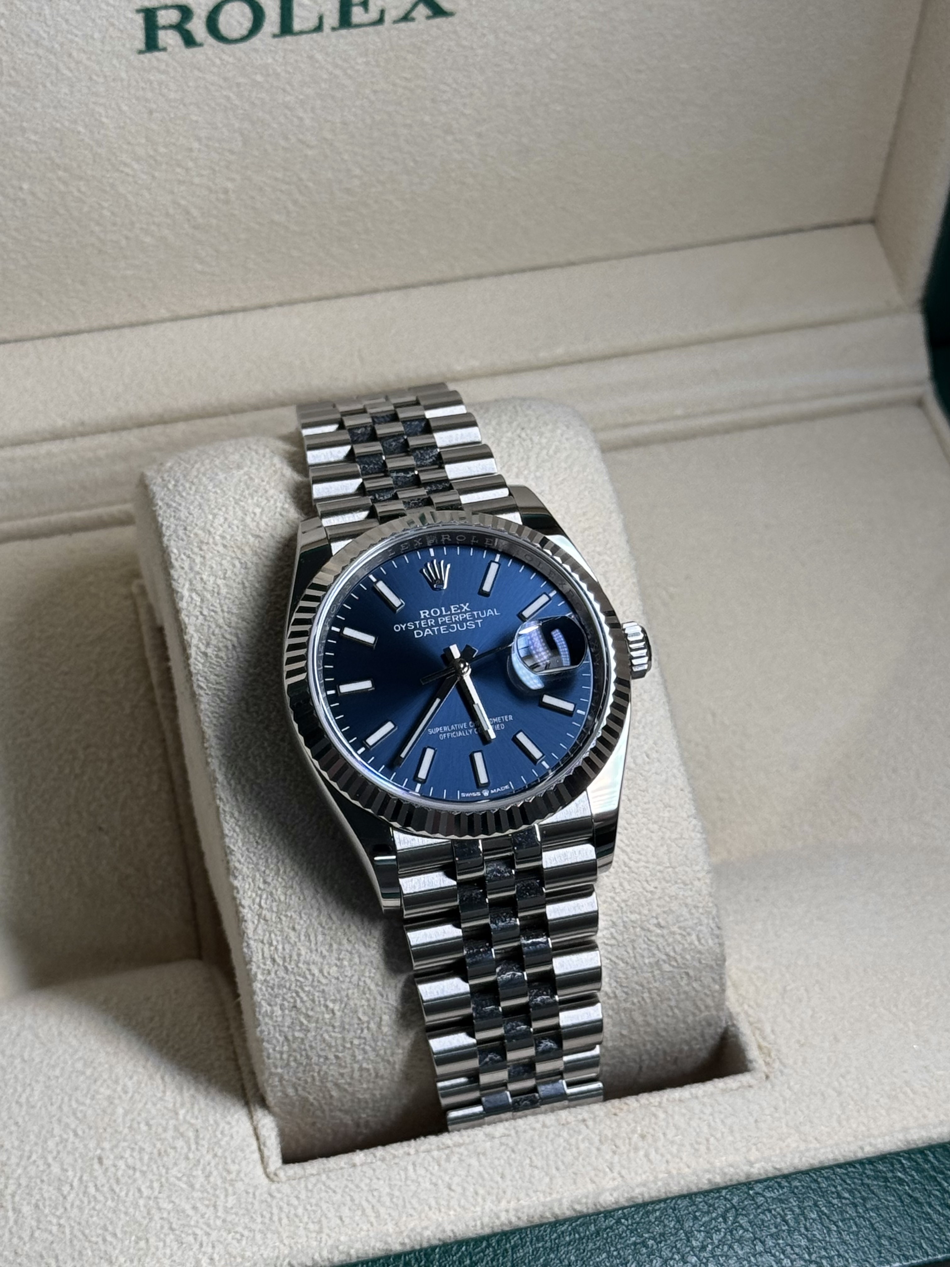 Rolex Datejust 36mm 126234 Bright Blue Jubilee 착용 스타일 - 1
