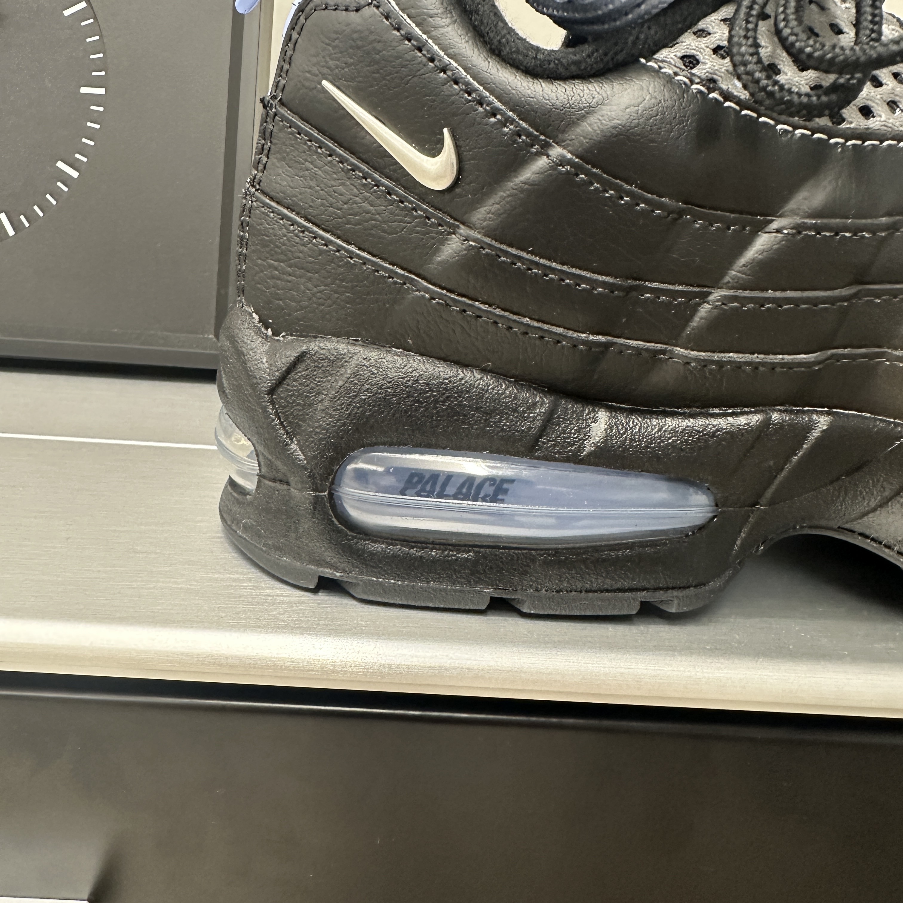 Nike x Palace Air Max 95 Metallic Silver Aluminum 착용 스타일 - 3