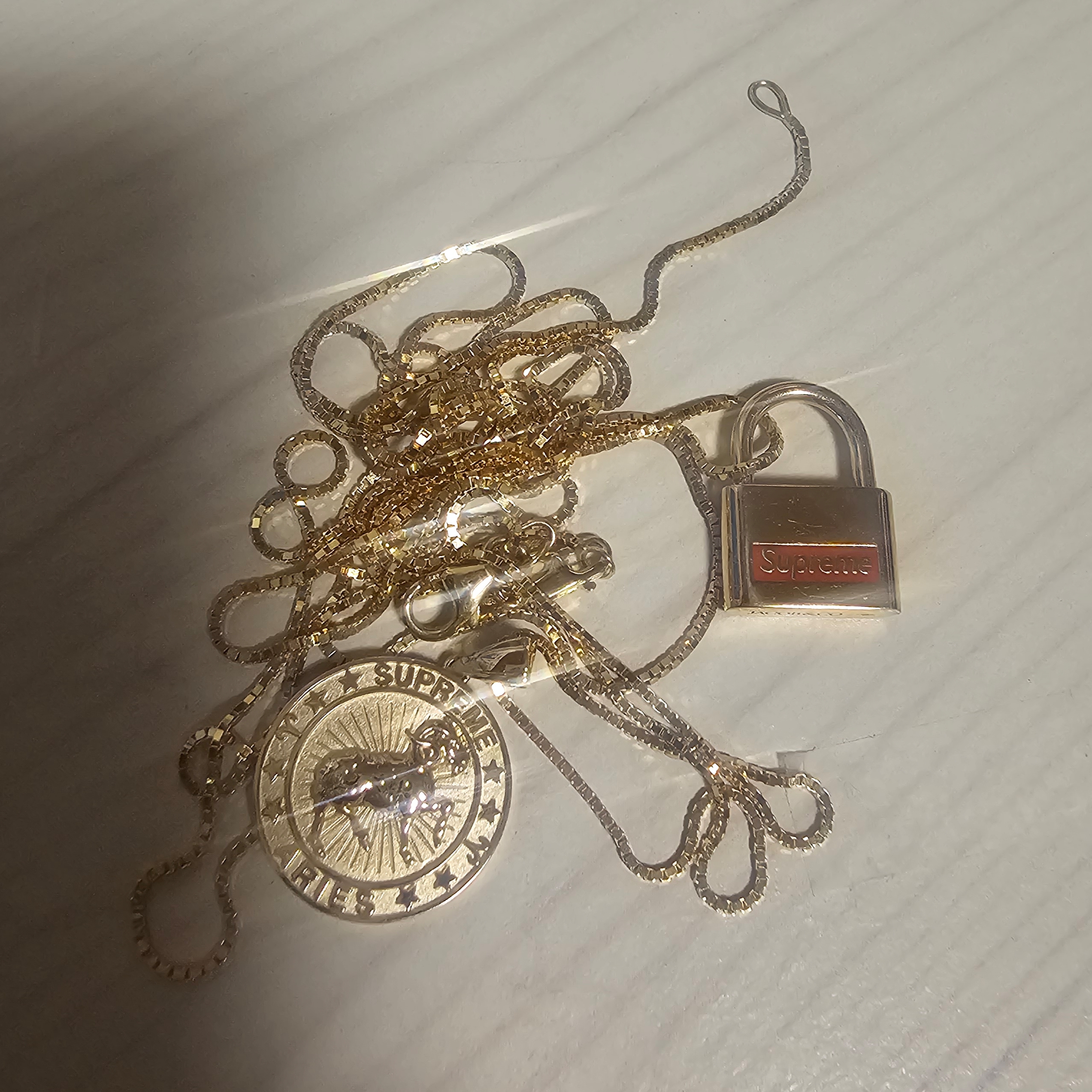Supreme x Jacob & Co. 14K Gold Zodiac Pendant Gold Aries - 24FW, Supreme Jacob & Co. 14K Gold Lock Pendant - 20FW 착용 스타일